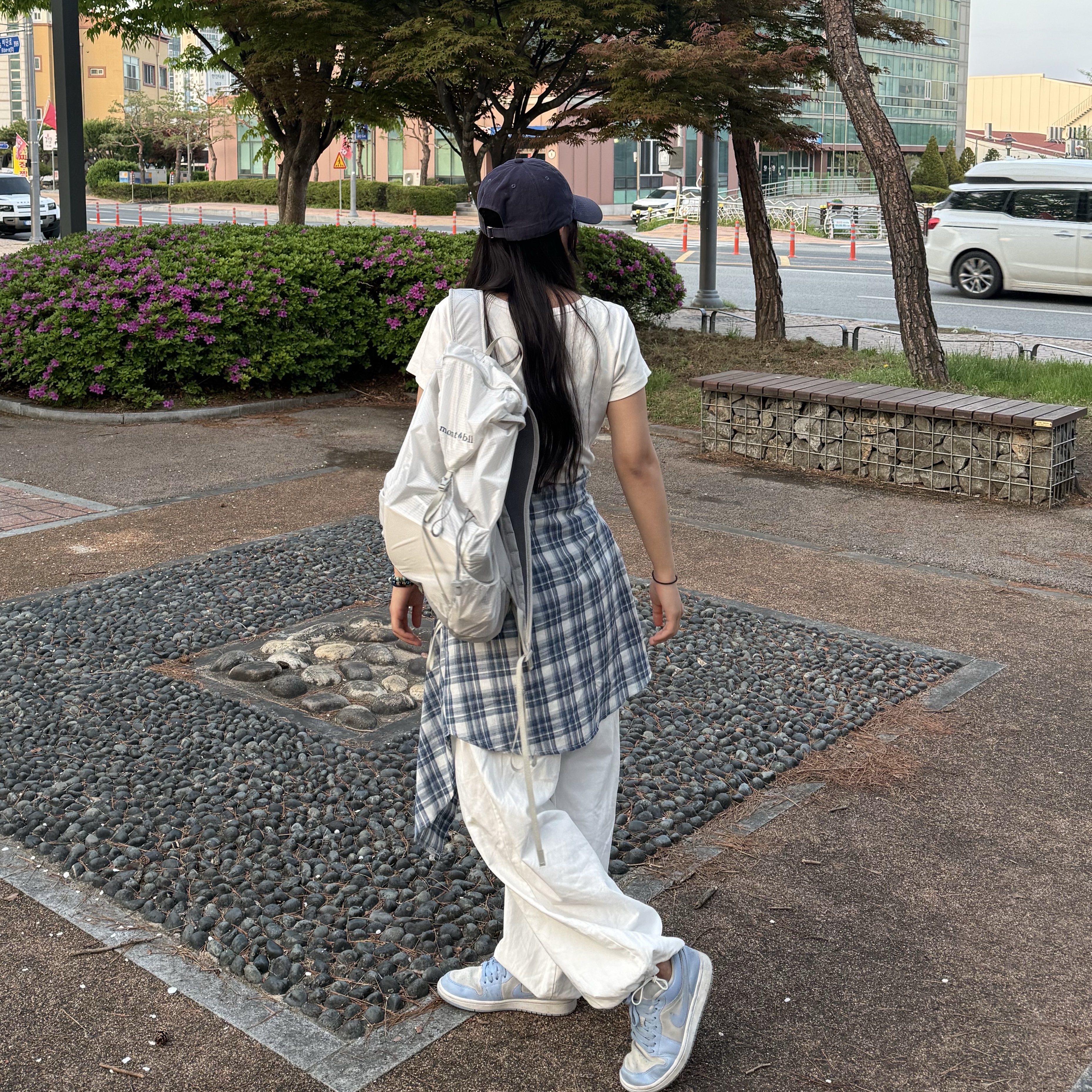 (W) Jordan 1 Low Aluminum, Montbell Versalite Pack 20 Backpack Ice White 착용 스타일 - 3