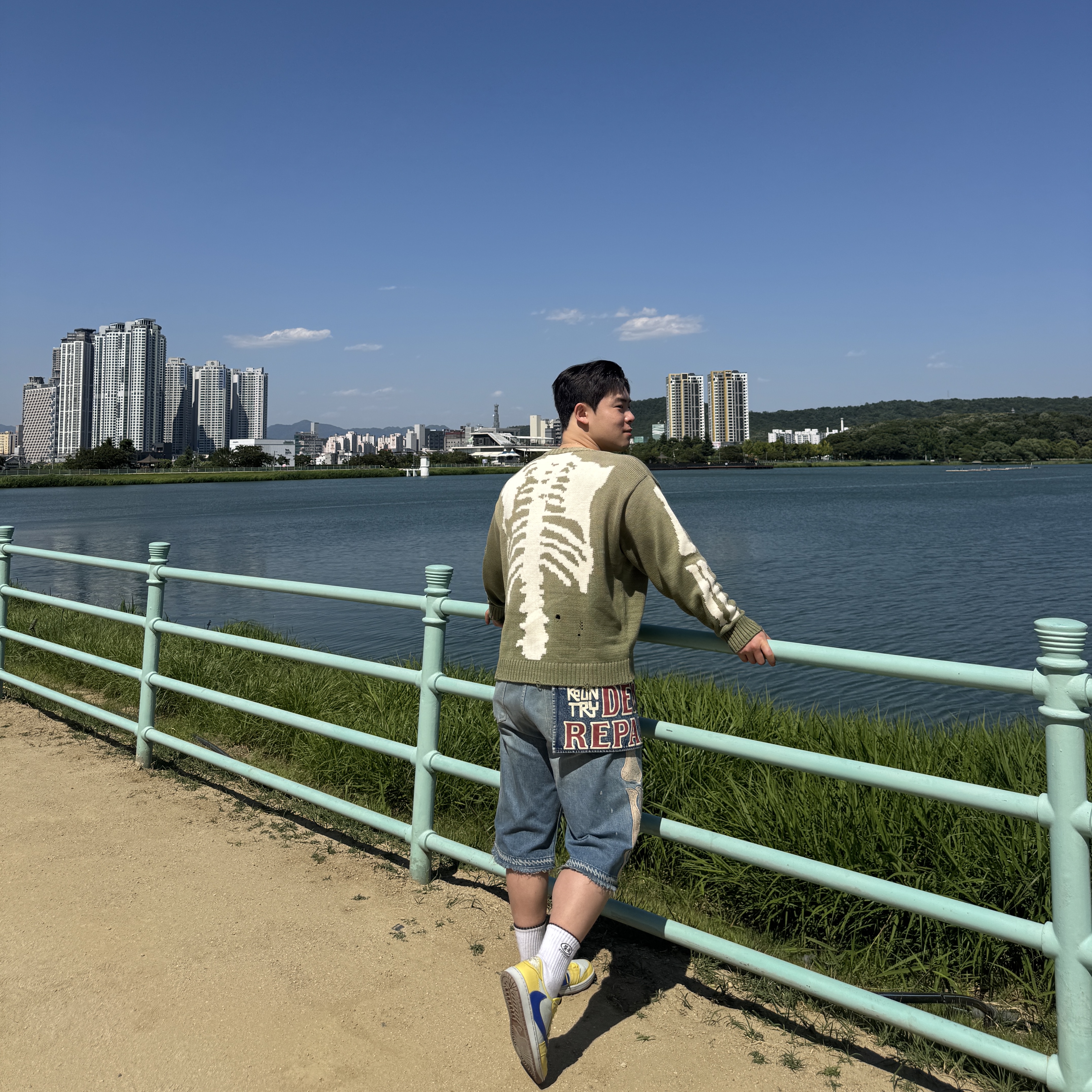 Kapital 5G Cotton Knit Bone Crewneck Sweater Khaki, Kapital 14 oz. Denim 5P Bone Embroidery Short Pants Indigo (Processing) 착용 스타일 - 1