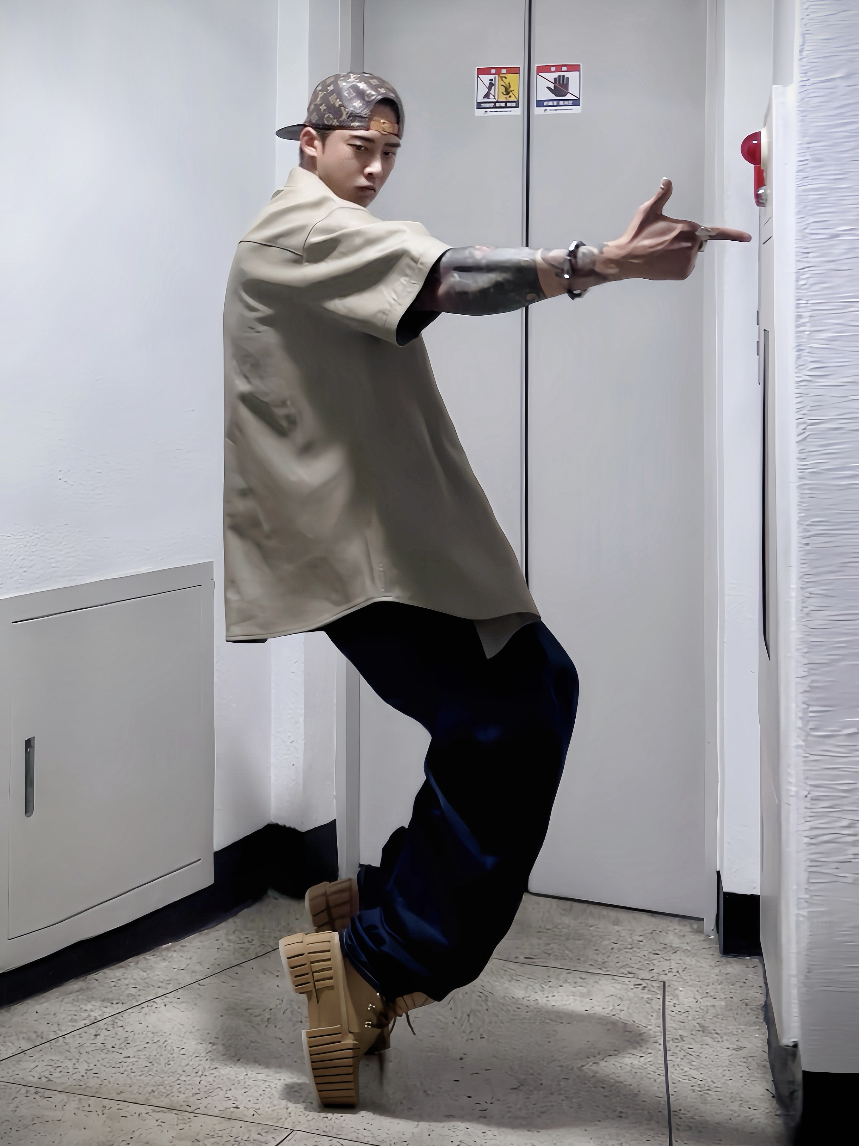 Supreme Leather S/S Work Shirt Tan - 23FW, Supreme x Marithe Francois Girbaud X-Seam Baggy Jean Rigid Indigo - 25SS 착용 스타일 - 1