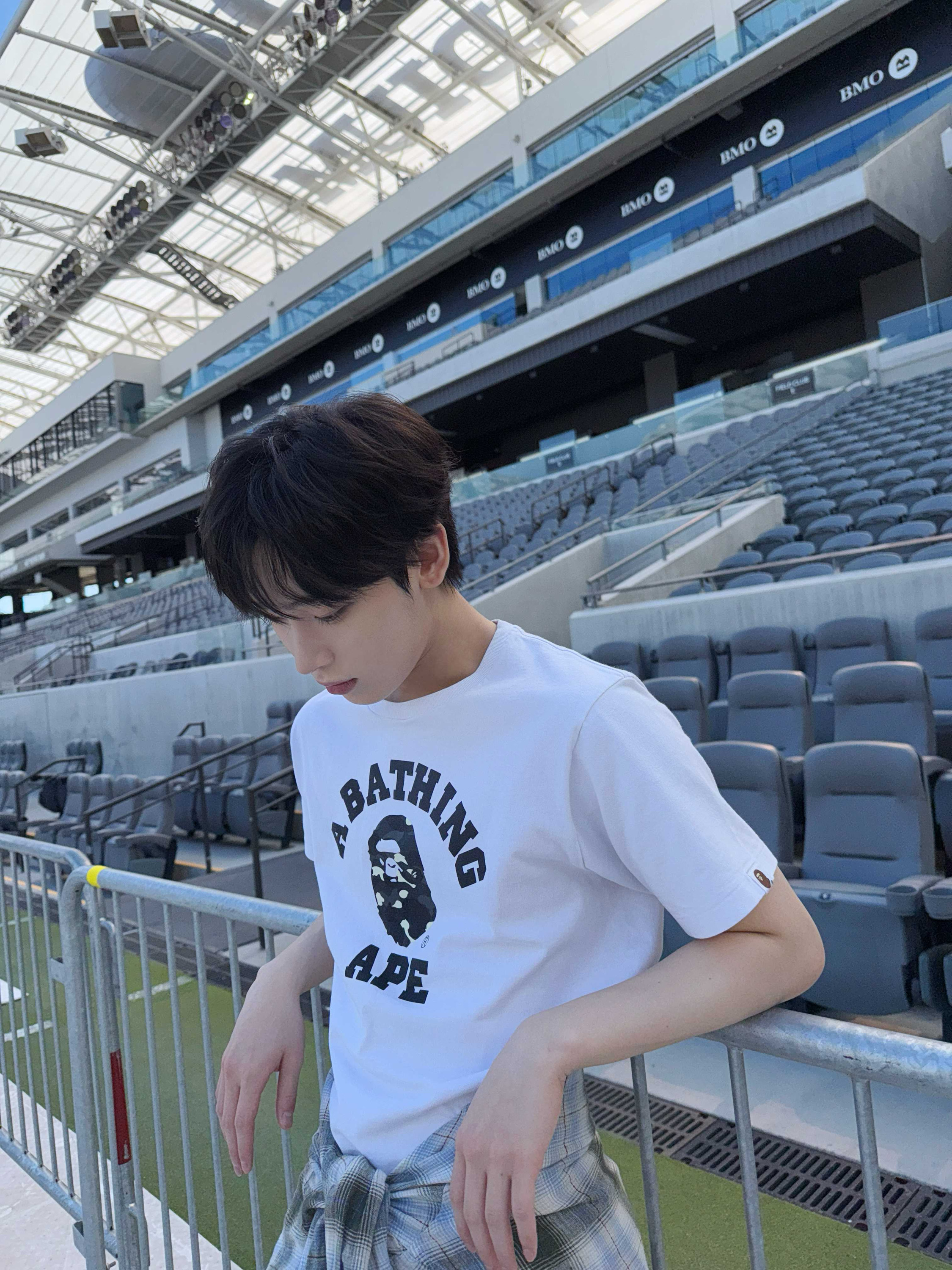BAPE City Camo College T-Shirt White Black 착용 스타일 - 1