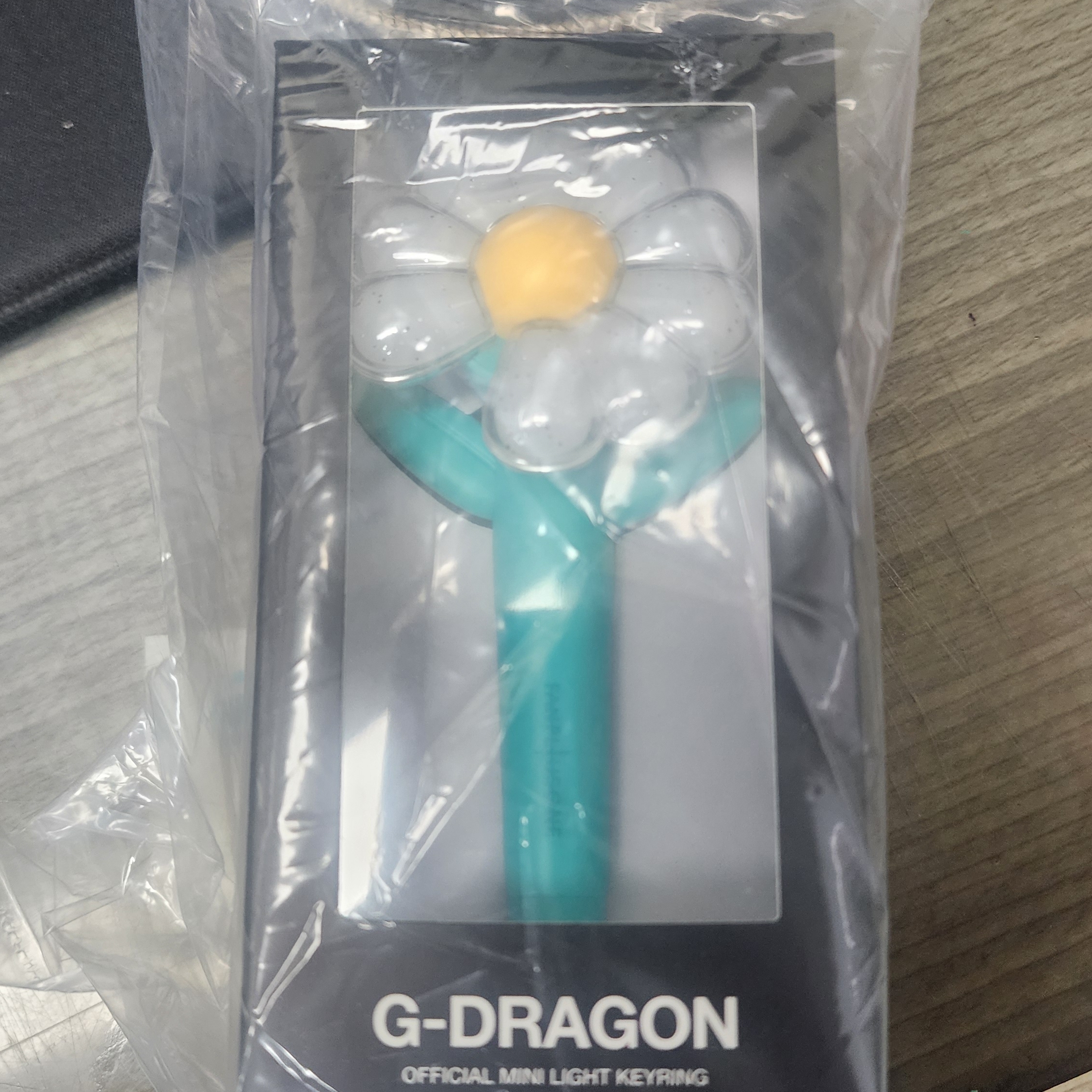 G-DRAGON Ubermensch Official Mini Light Keyring Mint 착용 스타일