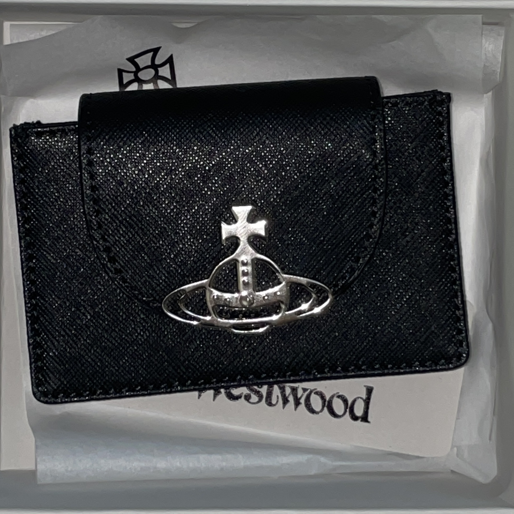 Vivienne Westwood Saffiano Flap Card Holder Black 착용 스타일