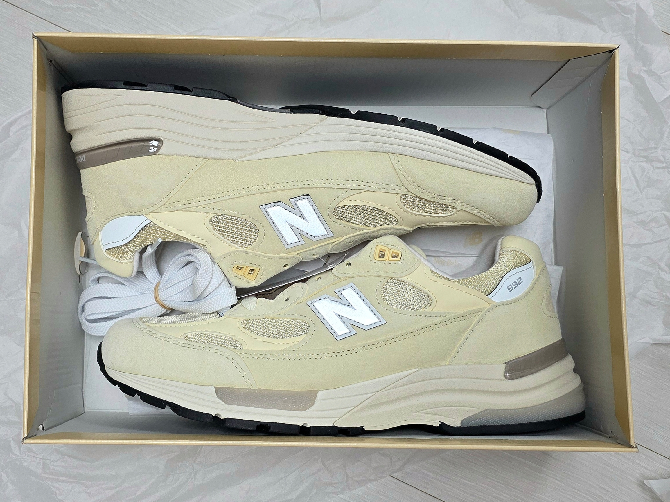 New Balance 992 Made in USA Calcium Raw Cashew 착용 스타일 - 2