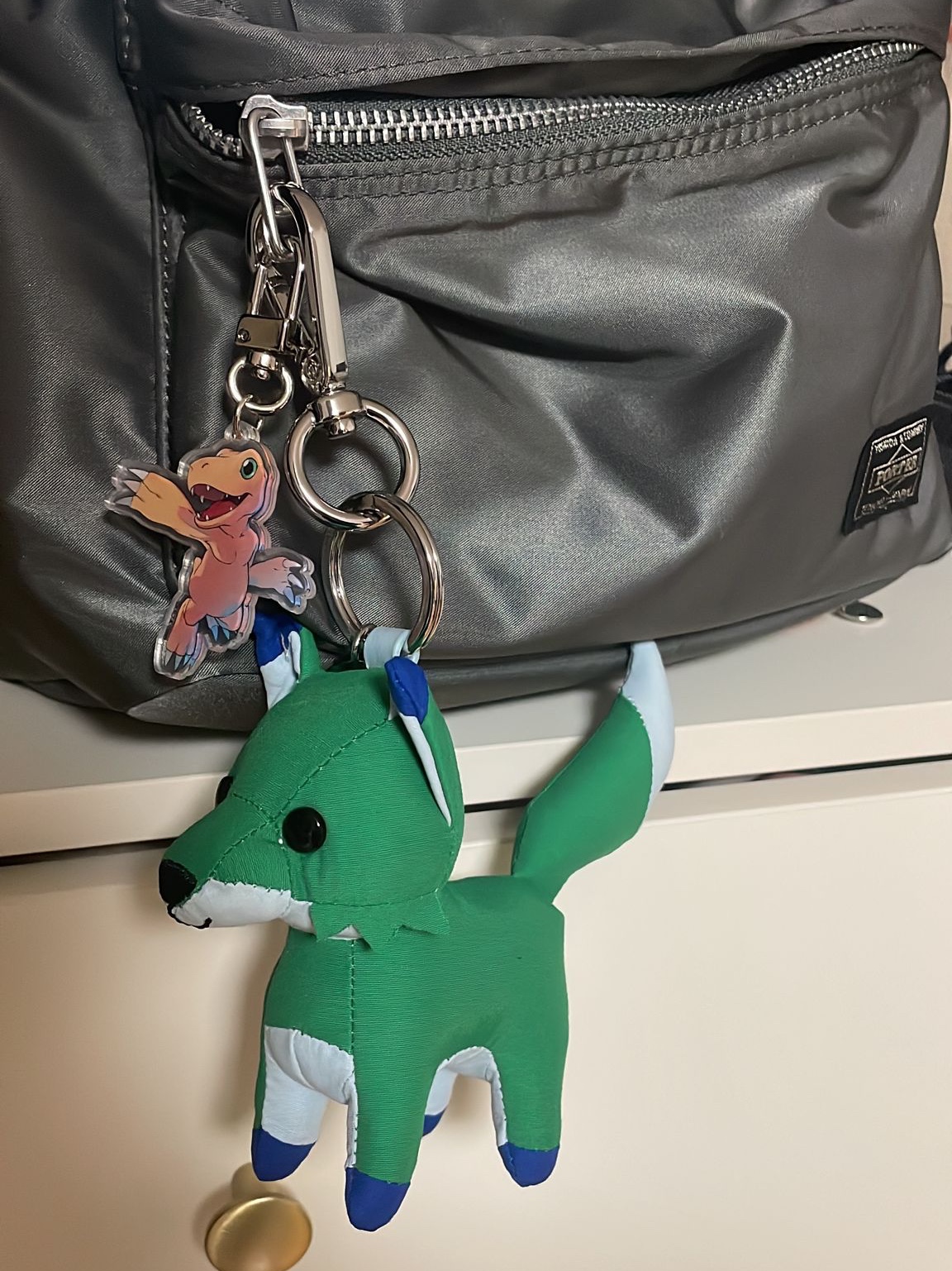 Porter Balloonsac Silver Grey, Maison Kitsune Small Colorblock Fox Bag Charm Grass Green 착용 스타일 - 2