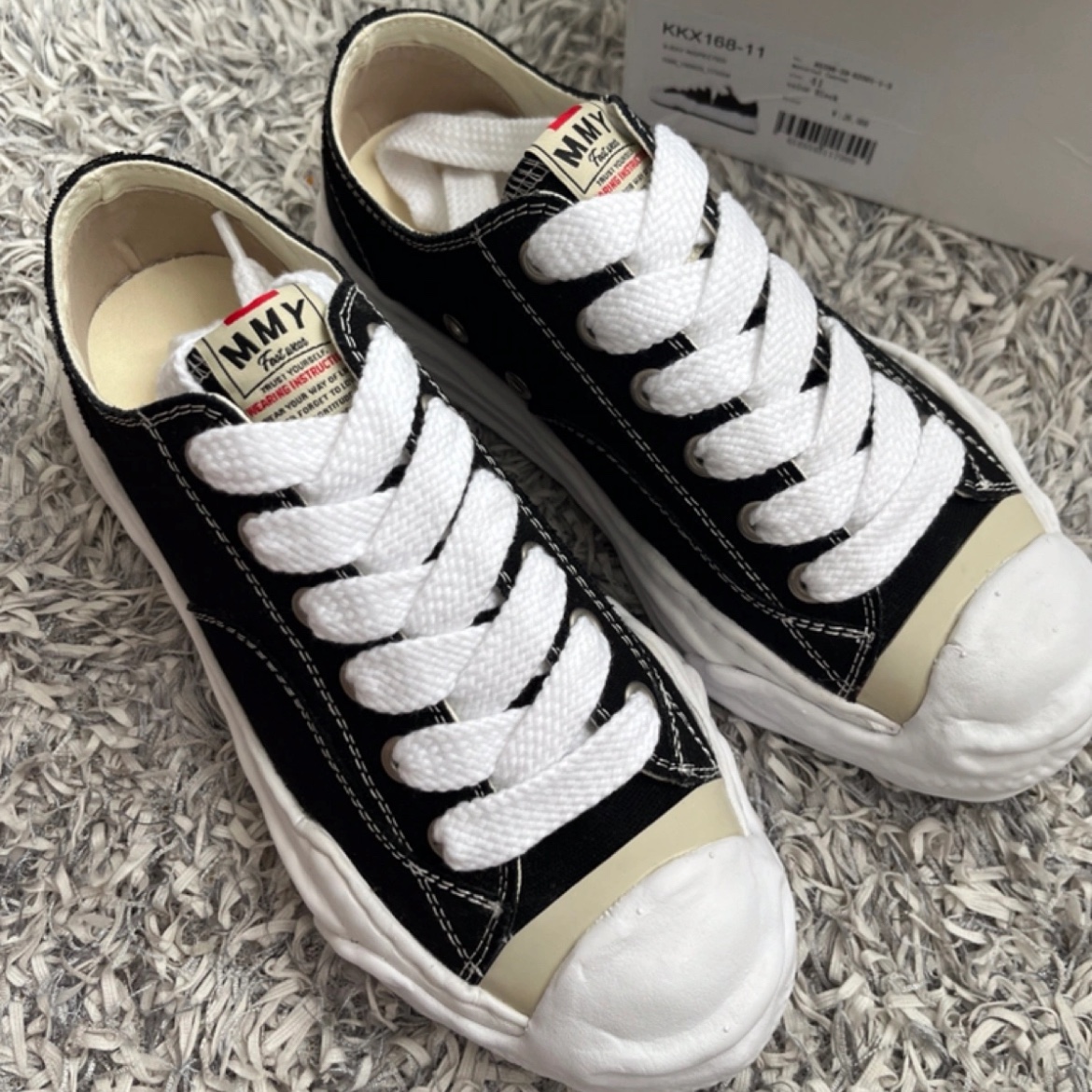 Maison Mihara Yasuhiro Hank OG Sole Canvas Low-top Sneakers Black 착용 스타일
