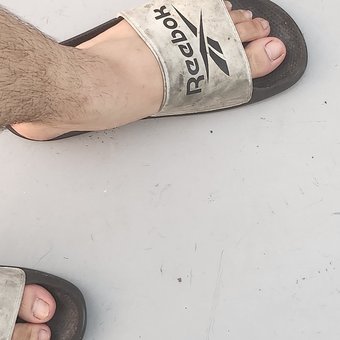 Reebok Fulgur Slide White Black 착용 스타일