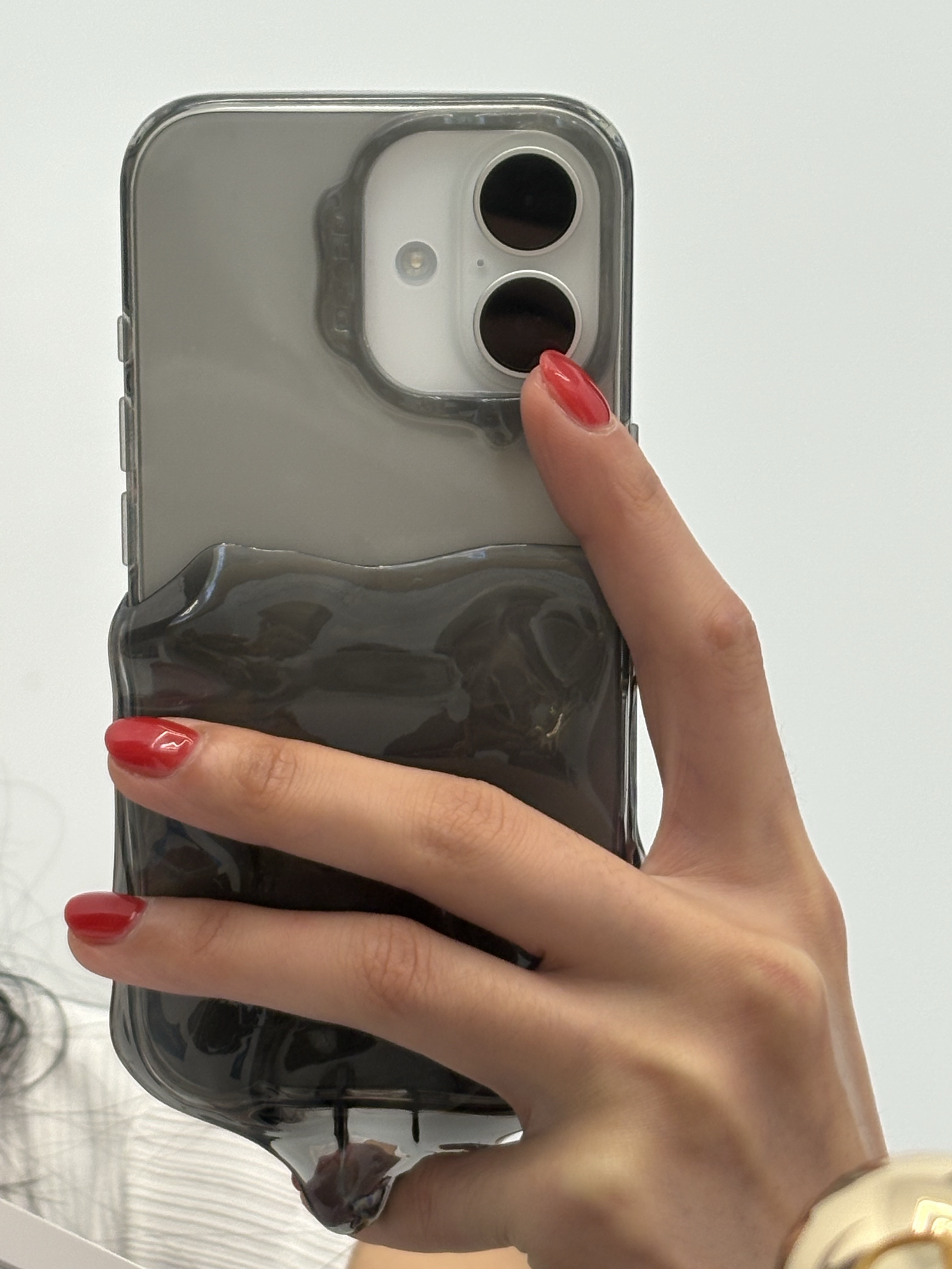 Gragg Double Layers Case - Clear Black 착용 스타일