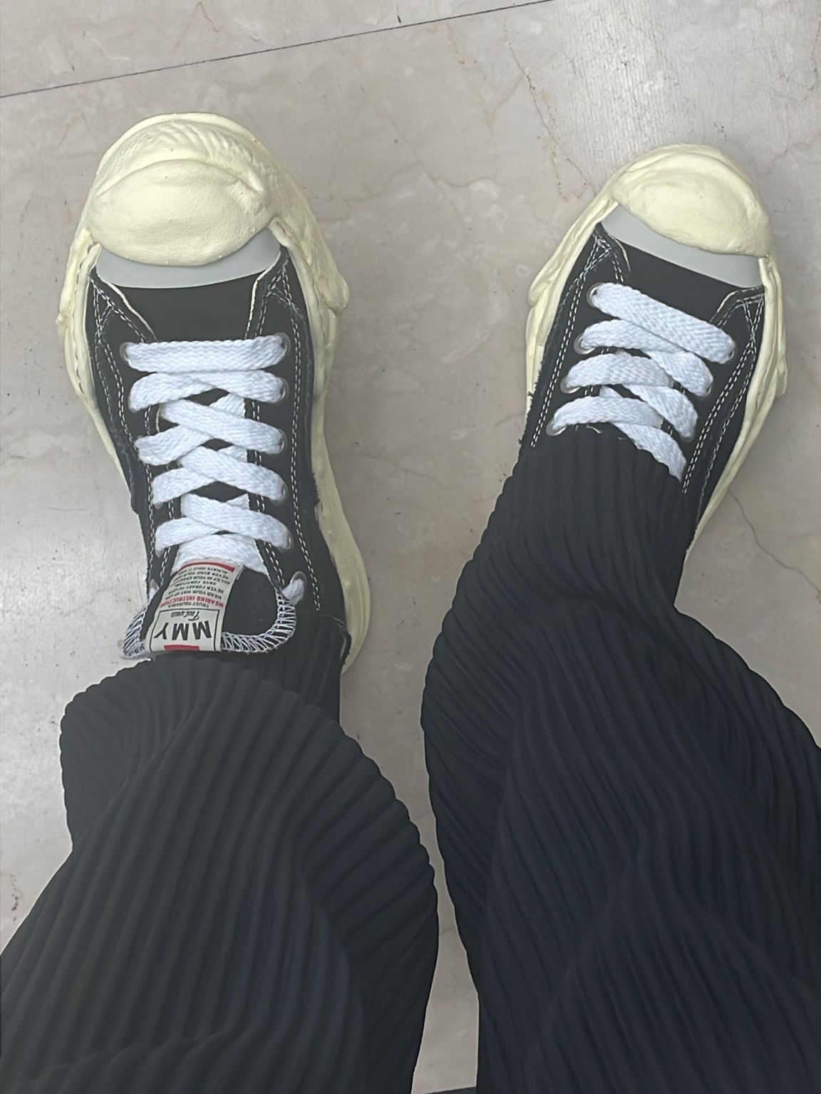 Maison Mihara Yasuhiro Hank VL OG Sole Canvas Low-top Sneakers Black, Homme Plisse Issey Miyake Straight Basics Pants Black 착용 스타일