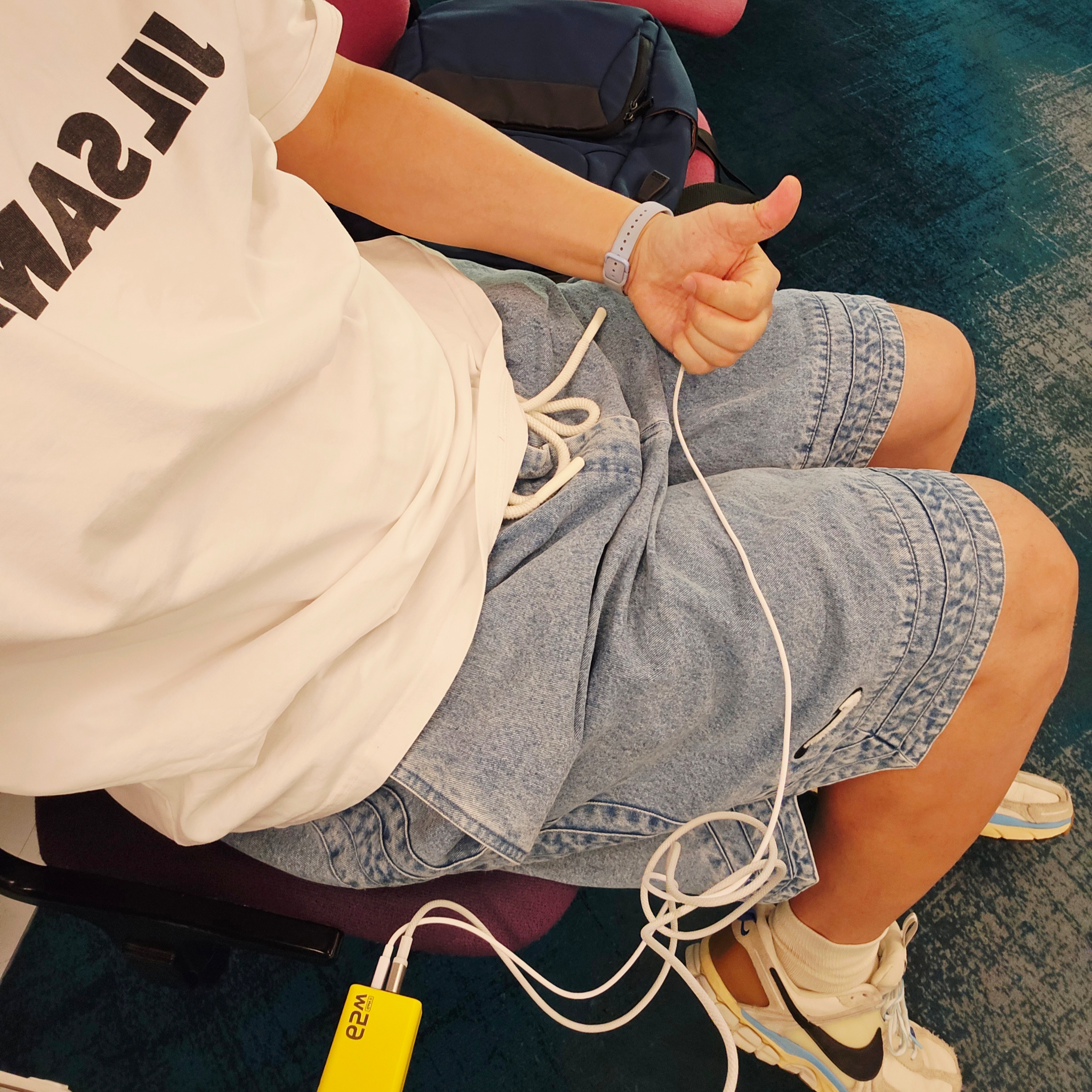 Nike 10 Inch Denim Basketball Shorts Blue Grey Pale Ivory, Jil Sander Logo T-Shirt Natural 착용 스타일
