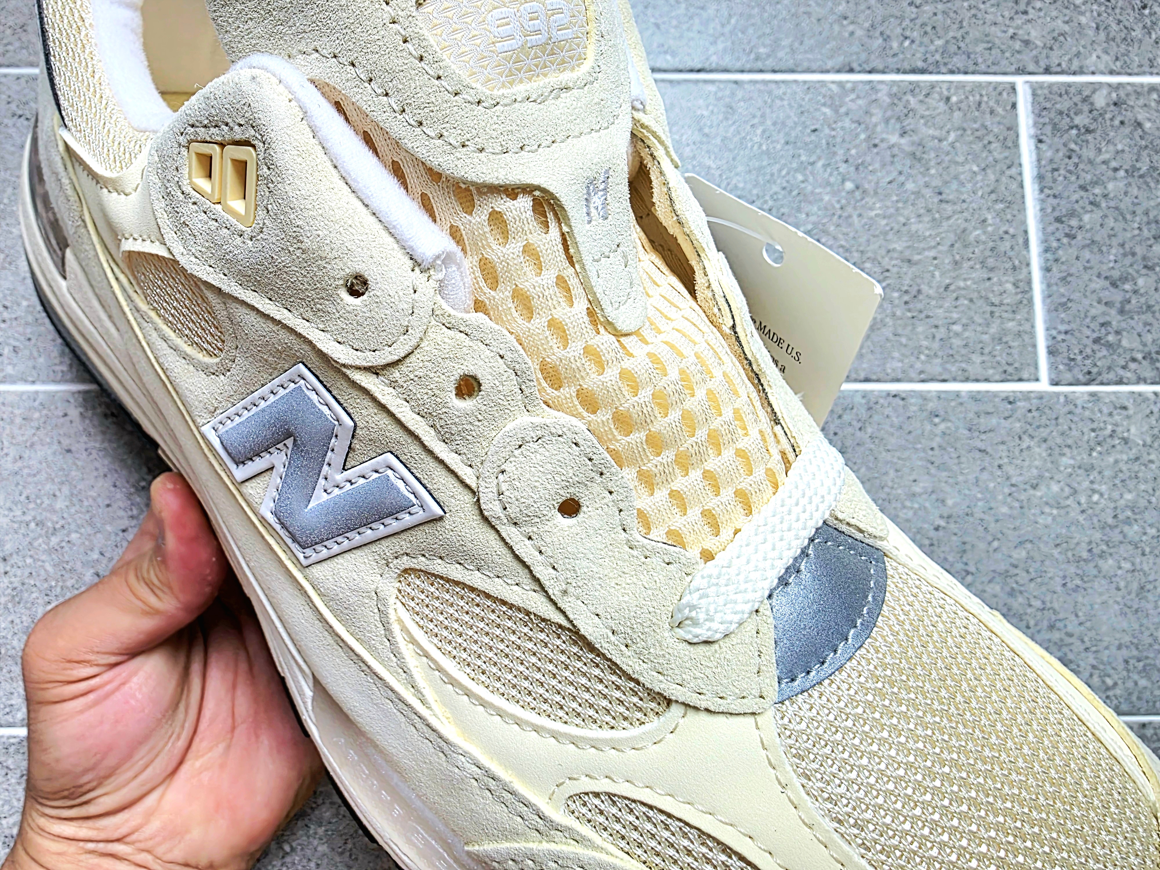 New Balance 992 Made in USA Calcium Raw Cashew 착용 스타일 - 3