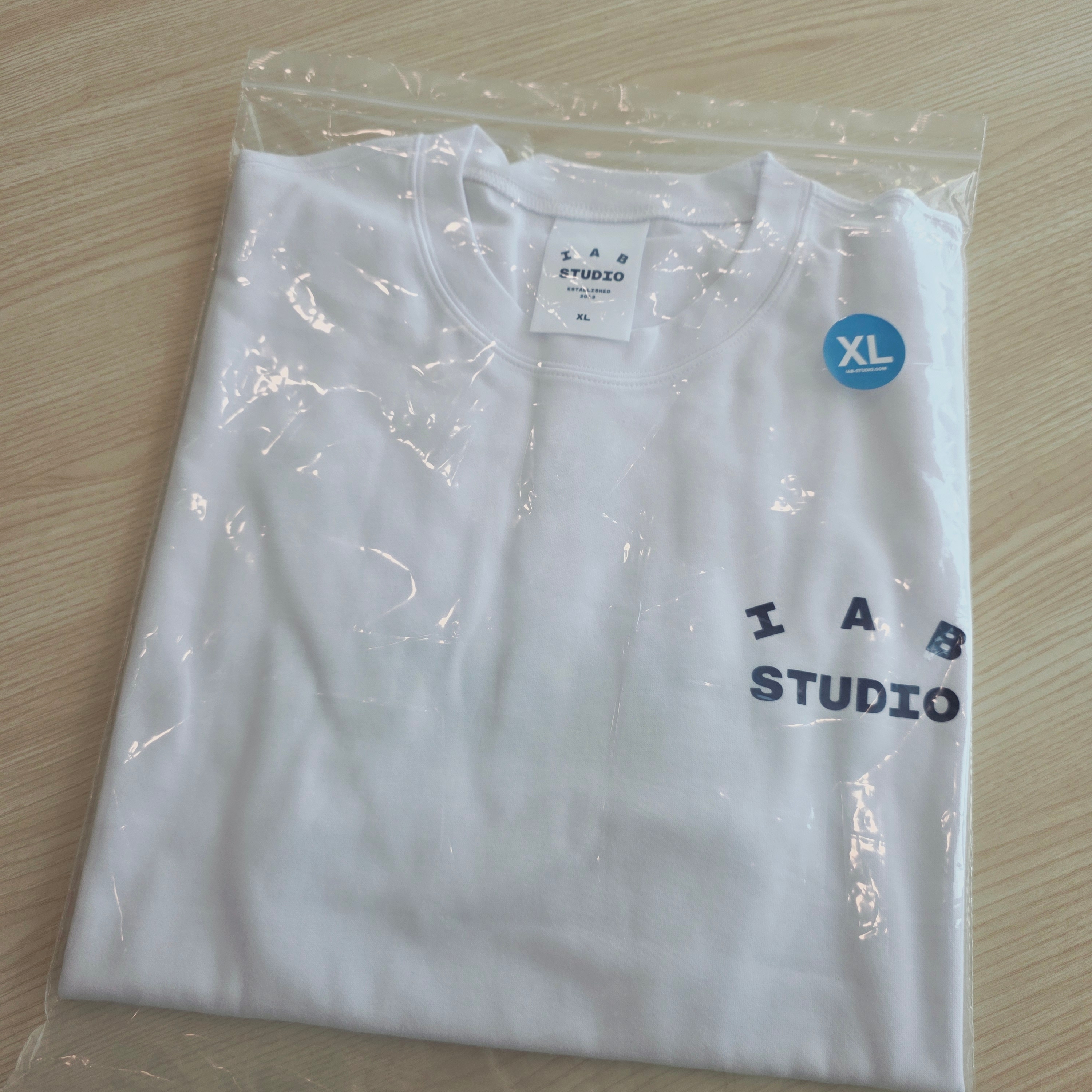 IAB Studio T-Shirt White Navy 착용 스타일