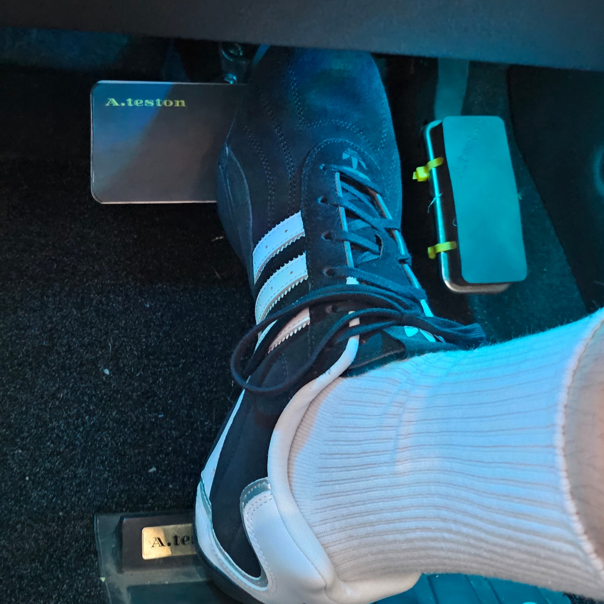 Adidas Originals Adiracer Lo Core Black Cloud White 착용 스타일 - 1