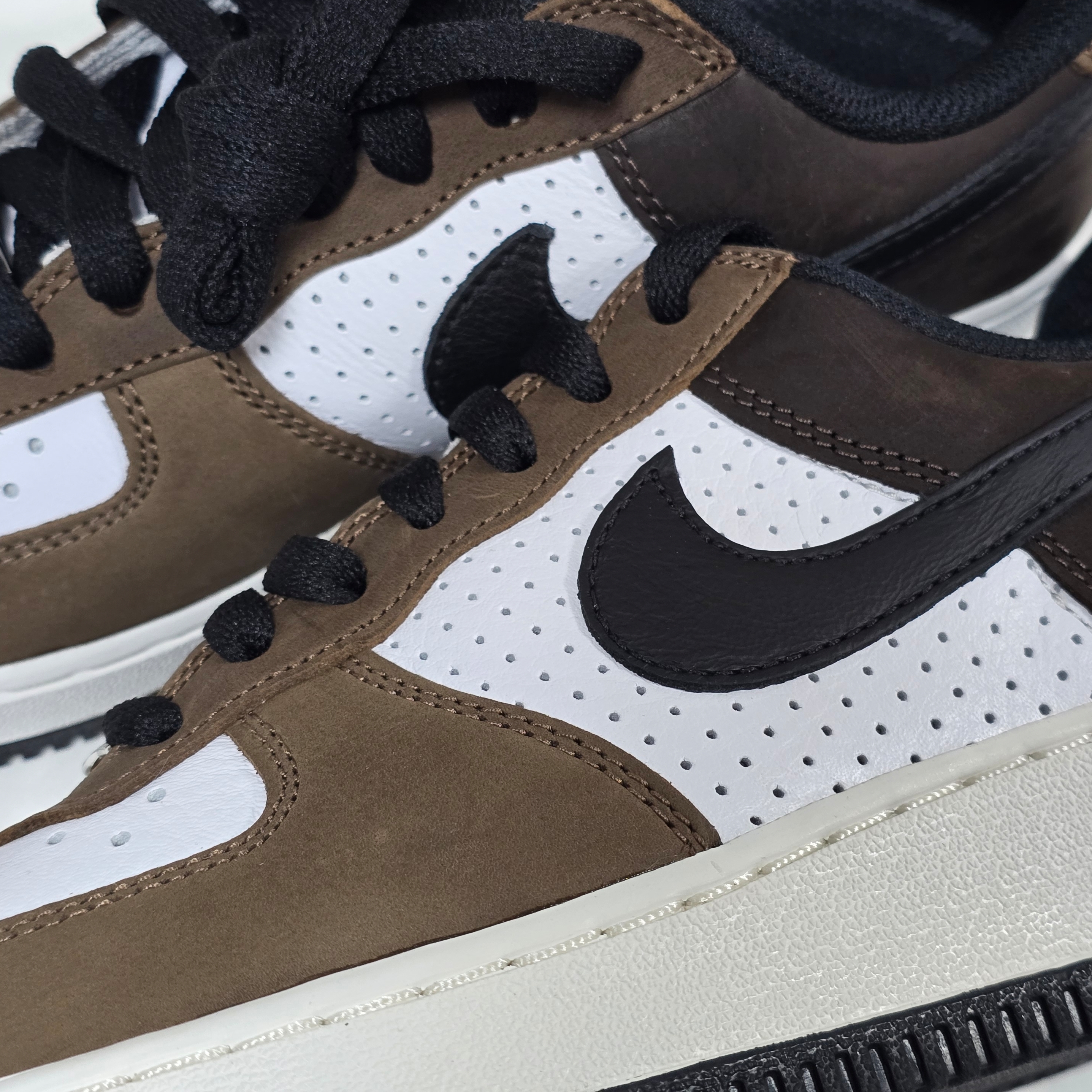 Nike Air Force 1 Low Retro White and Baroque Brown 착용 스타일