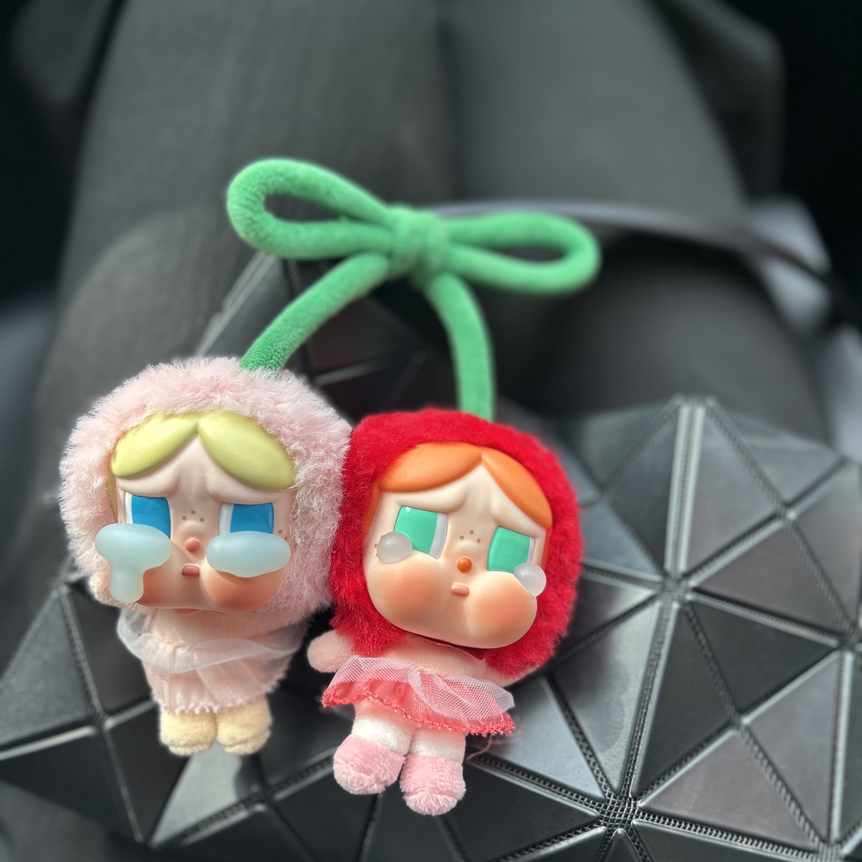 Pop Mart Crybaby Crying For Love Series Vinyl Plush 착용 스타일
