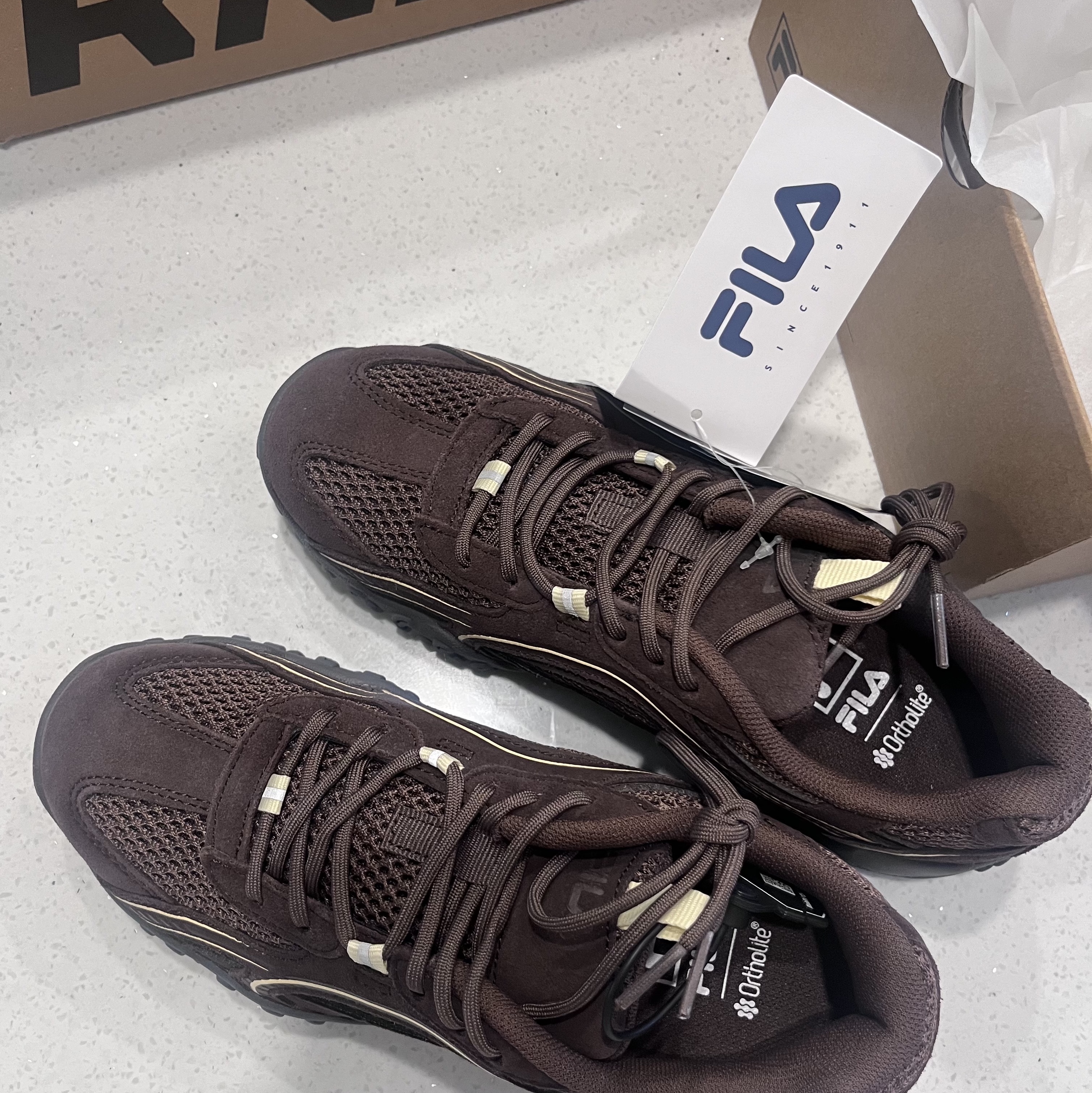 Fila Echappe Choco 착용 스타일 - 3