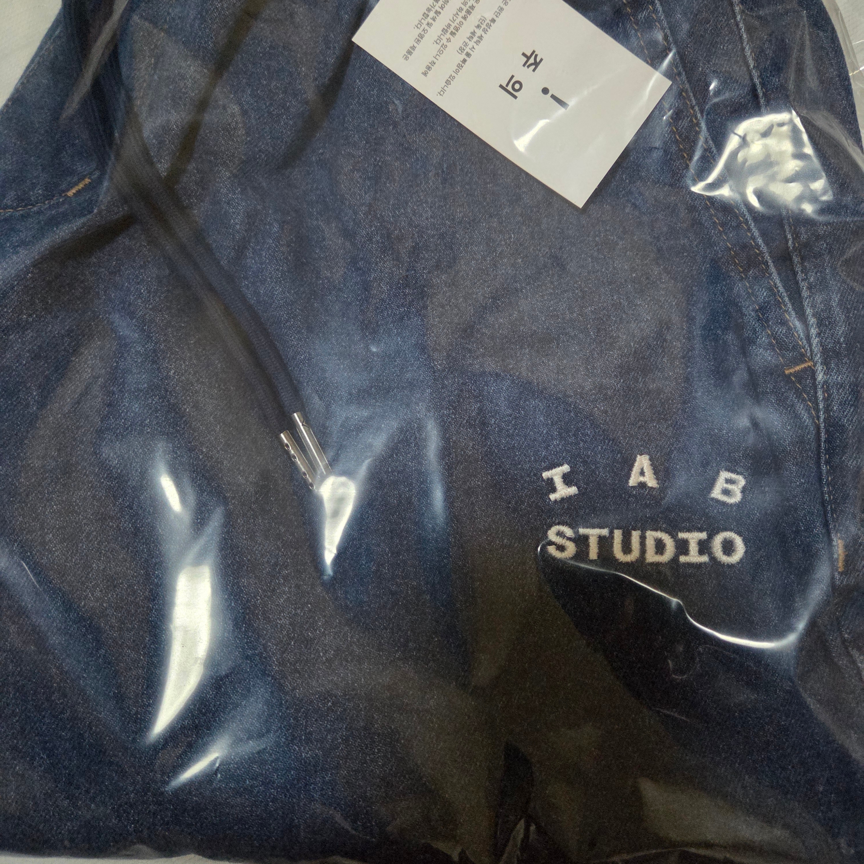IAB Studio Denim Shorts Deep Blue 착용 스타일 - 1