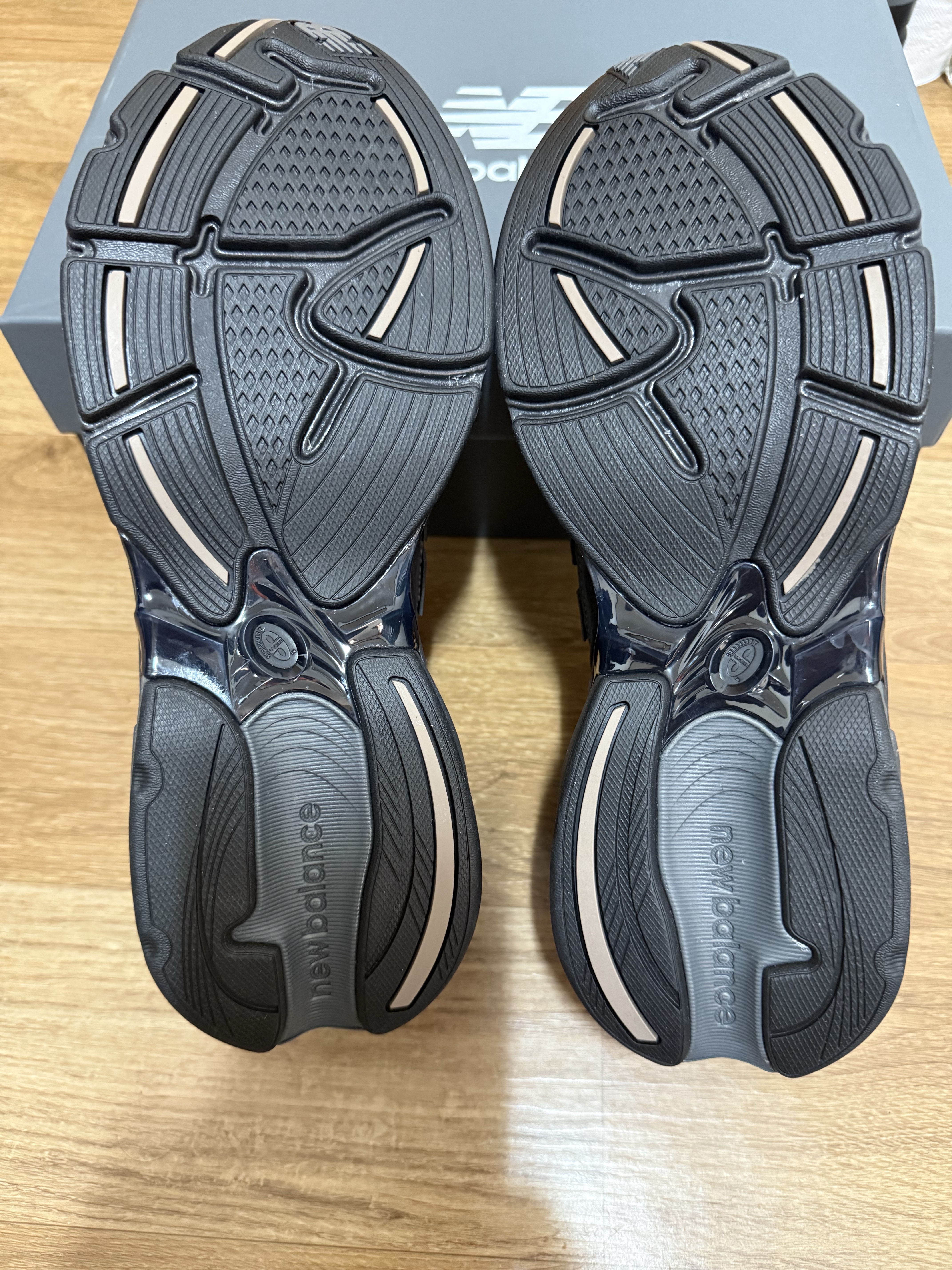 New Balance 2010 Black Black Cement 착용 스타일 - 7