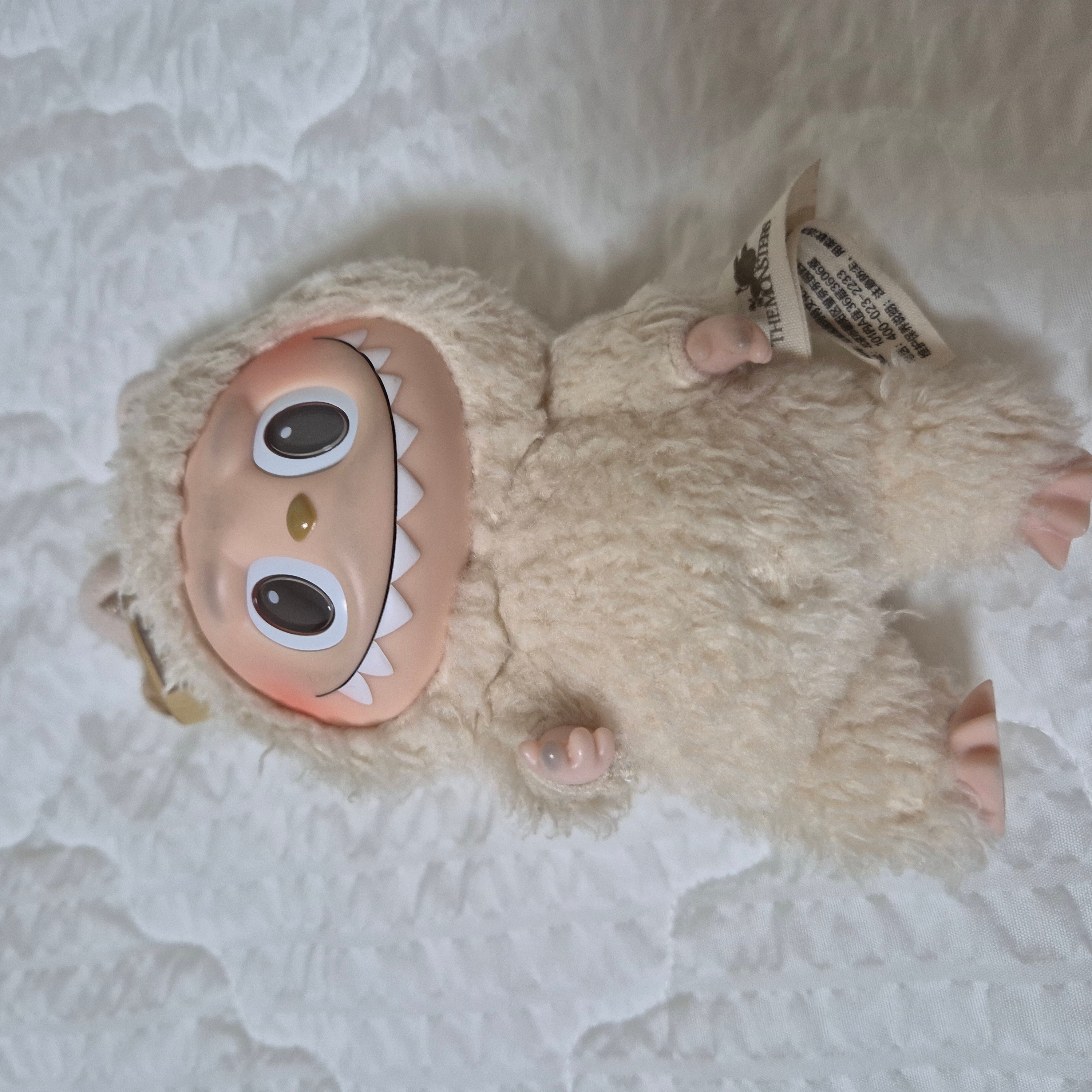 Pop Mart Labubu The Monsters Labubu Tasty Macarons Series Soymilk Keyring 착용 스타일