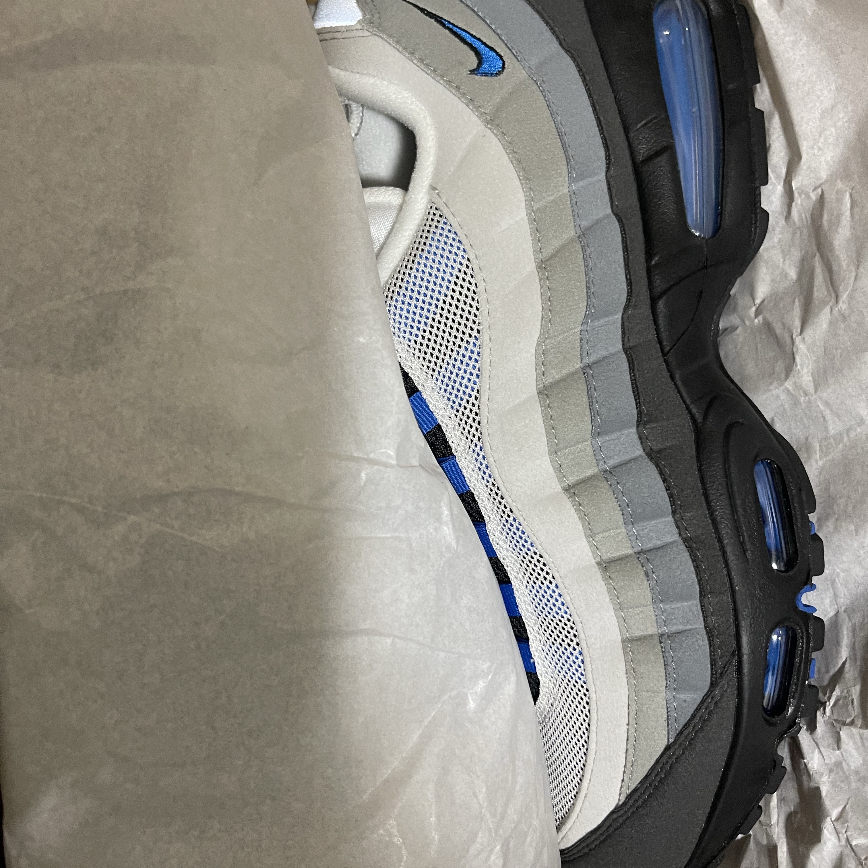 Nike Air Max 95 OG Cool Grey and Blue Spark 착용 스타일