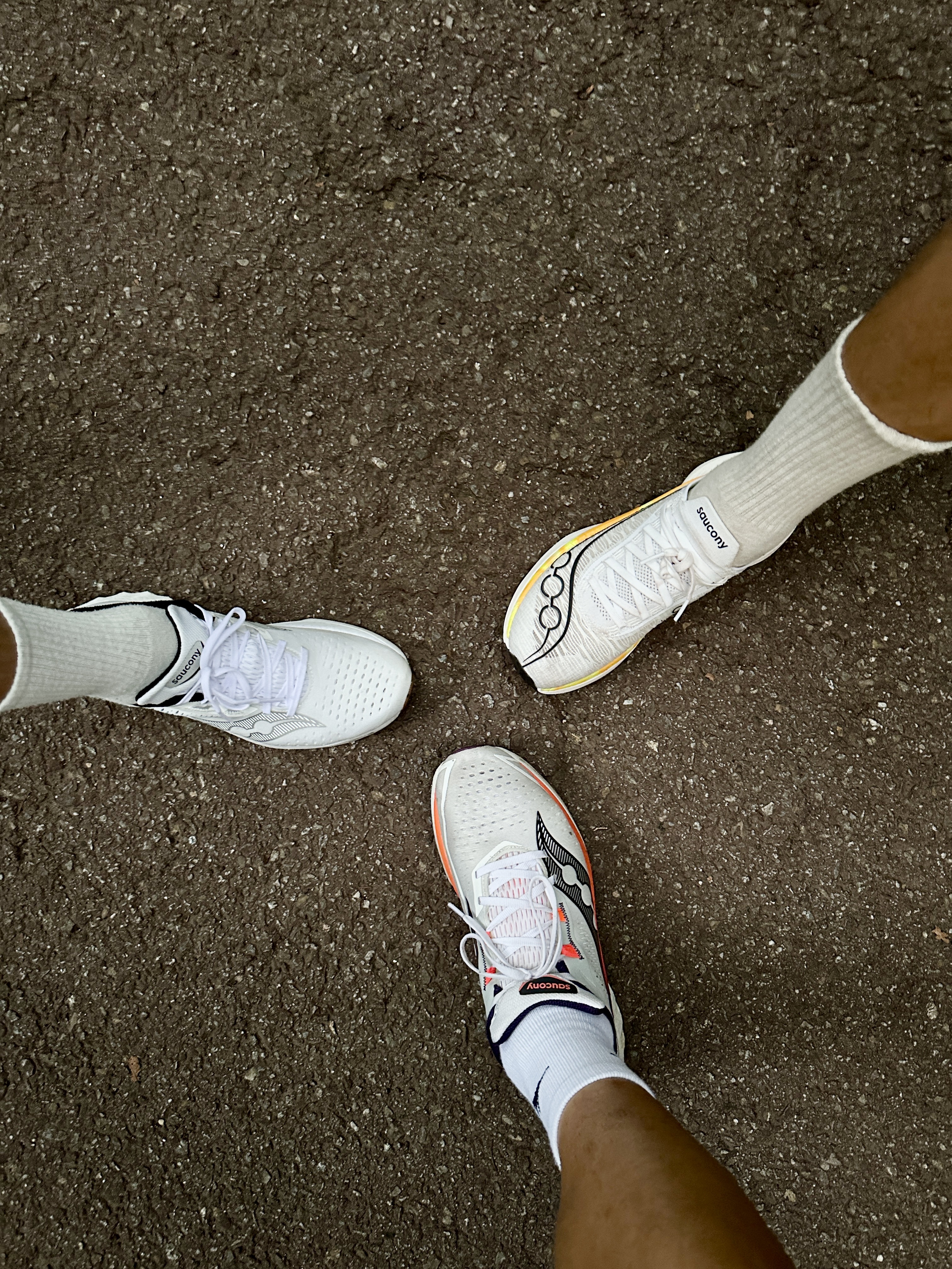 Saucony Endorphin Speed 4 White Viziorange, Saucony Endorphin Elite 2 White Peel 착용 스타일 - 1