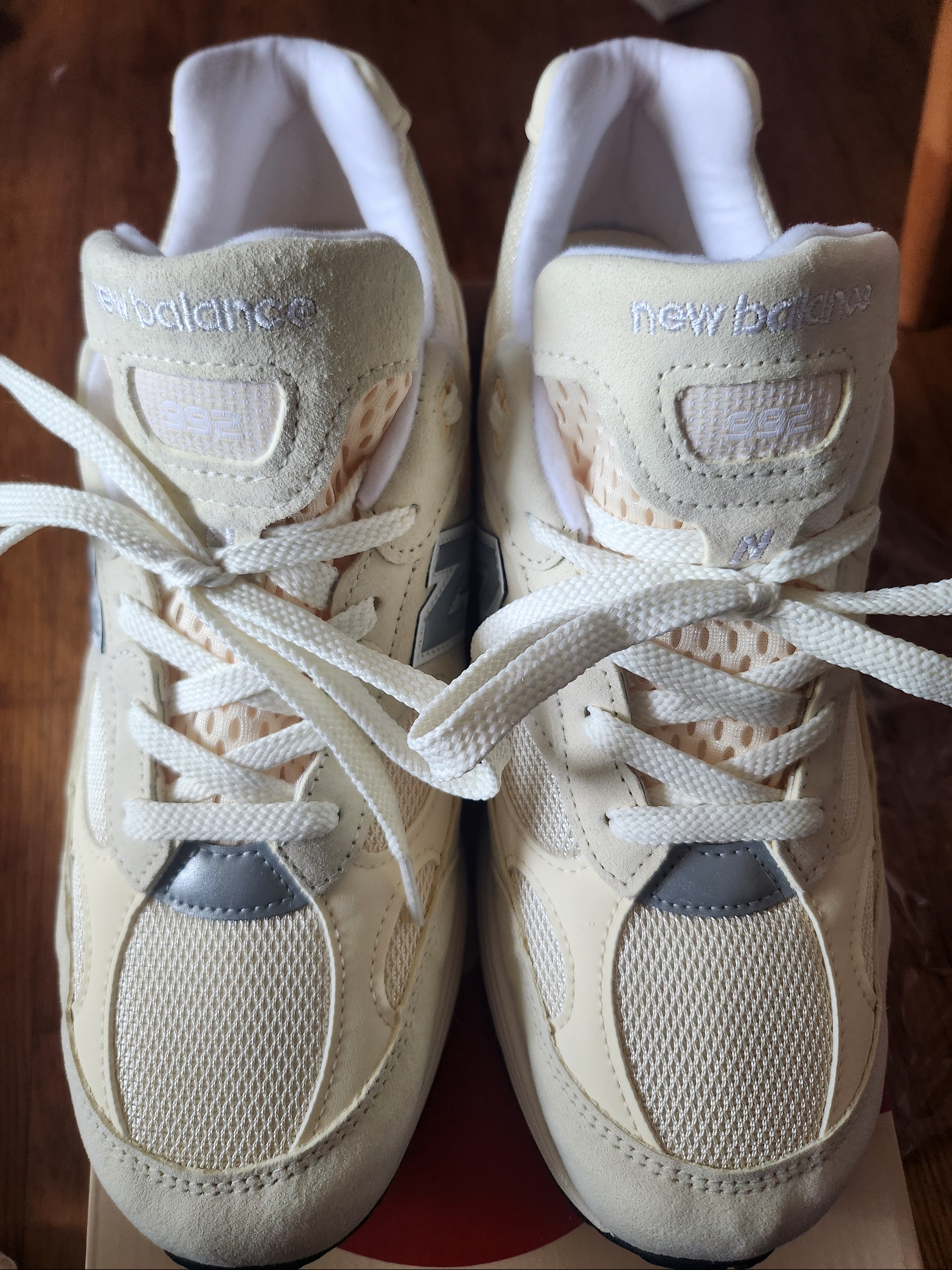 New Balance 992 Made in USA Calcium Raw Cashew 착용 스타일