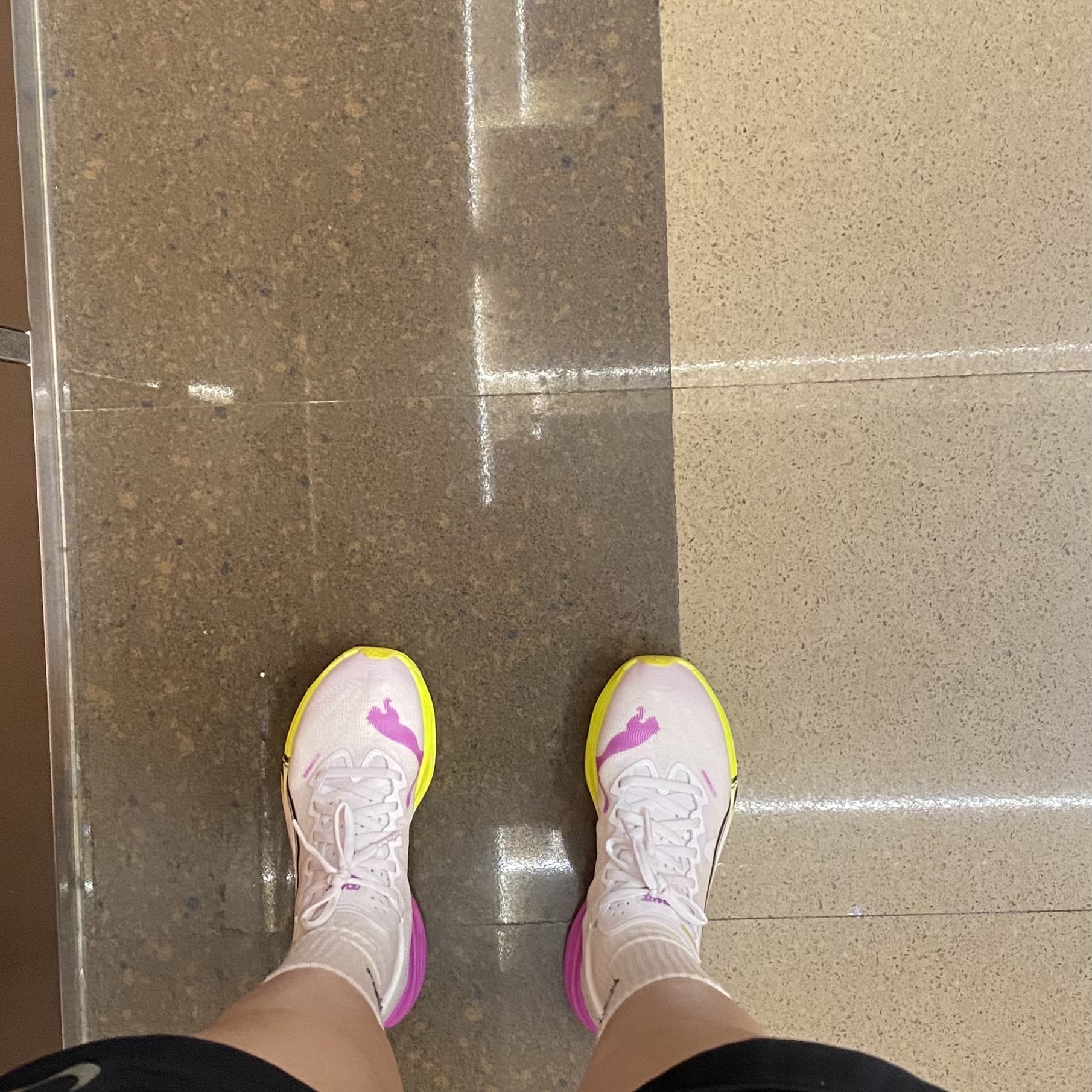 (W) Puma Deviate Nitro Elite 3 White Pure Magenta 착용 스타일 - 2