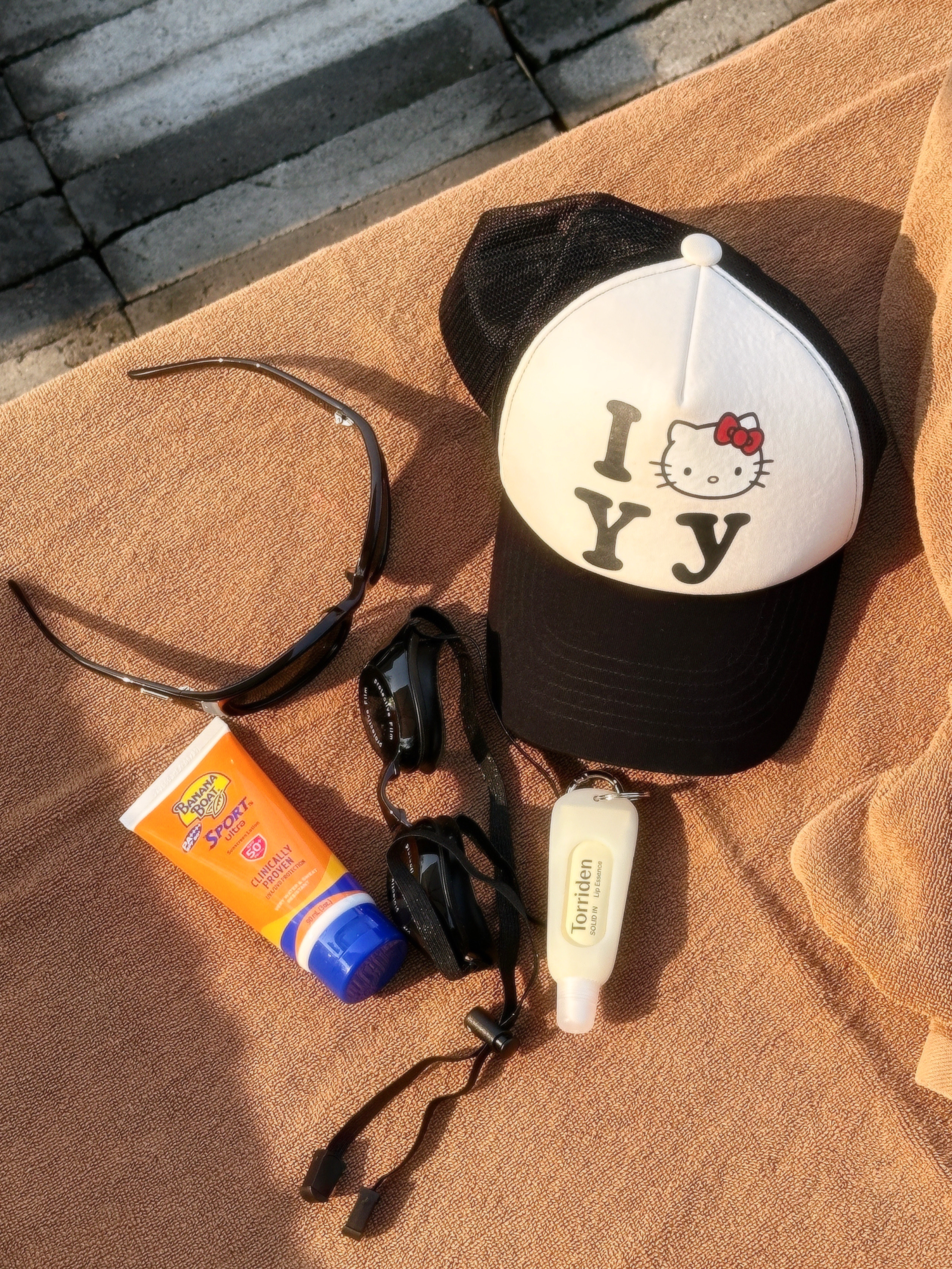 Open Yy x Hello Kitty Trucker Cap Black, Arc'teryx Konseal 15 Backpack Heritage 착용 스타일 - 1