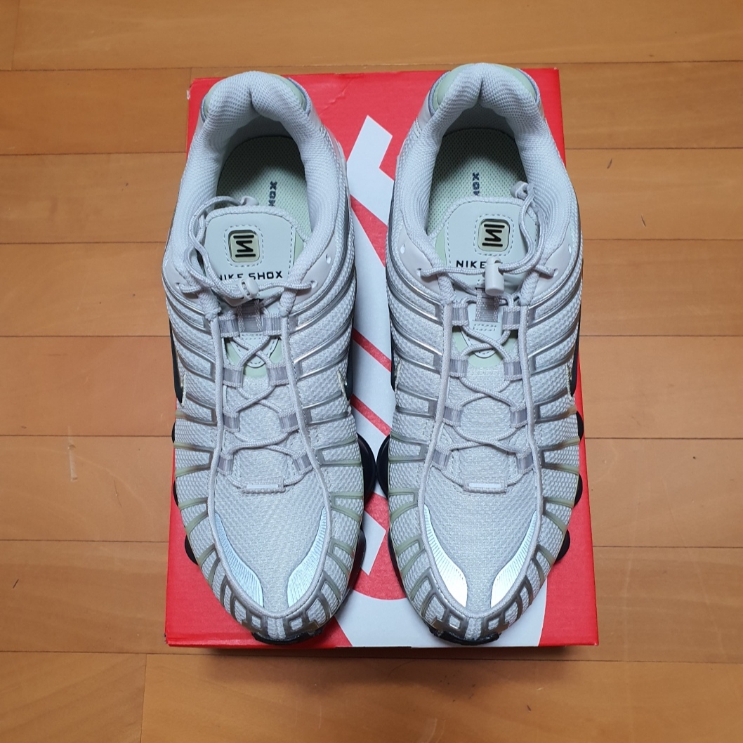 (W) Nike Shox TL Light Bone Olive Aura 착용 스타일