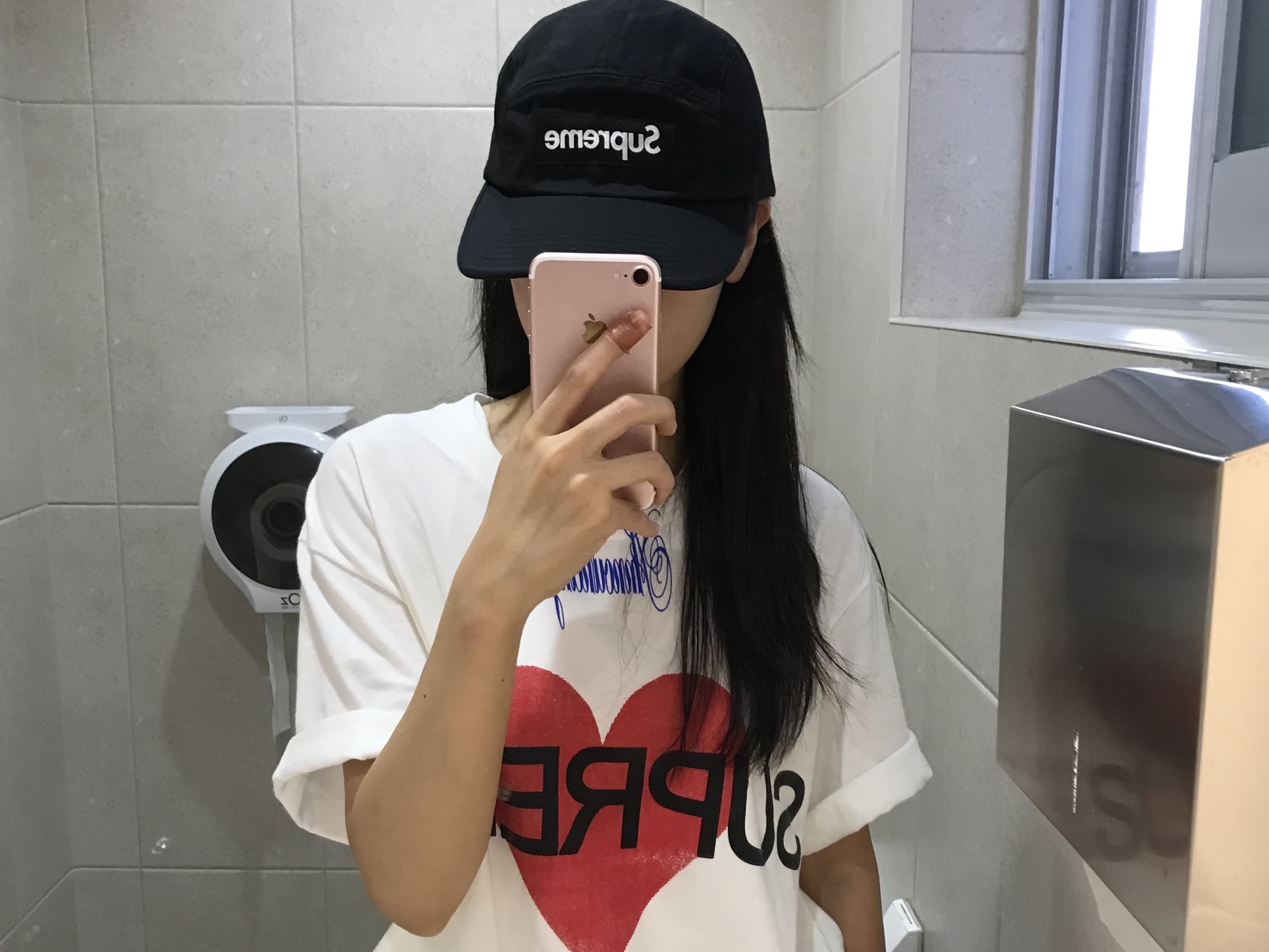 Supreme Announcing T-Shirt White - 25SS, Supreme Washed Chino Twill Camp Cap Black 착용 스타일 - 3