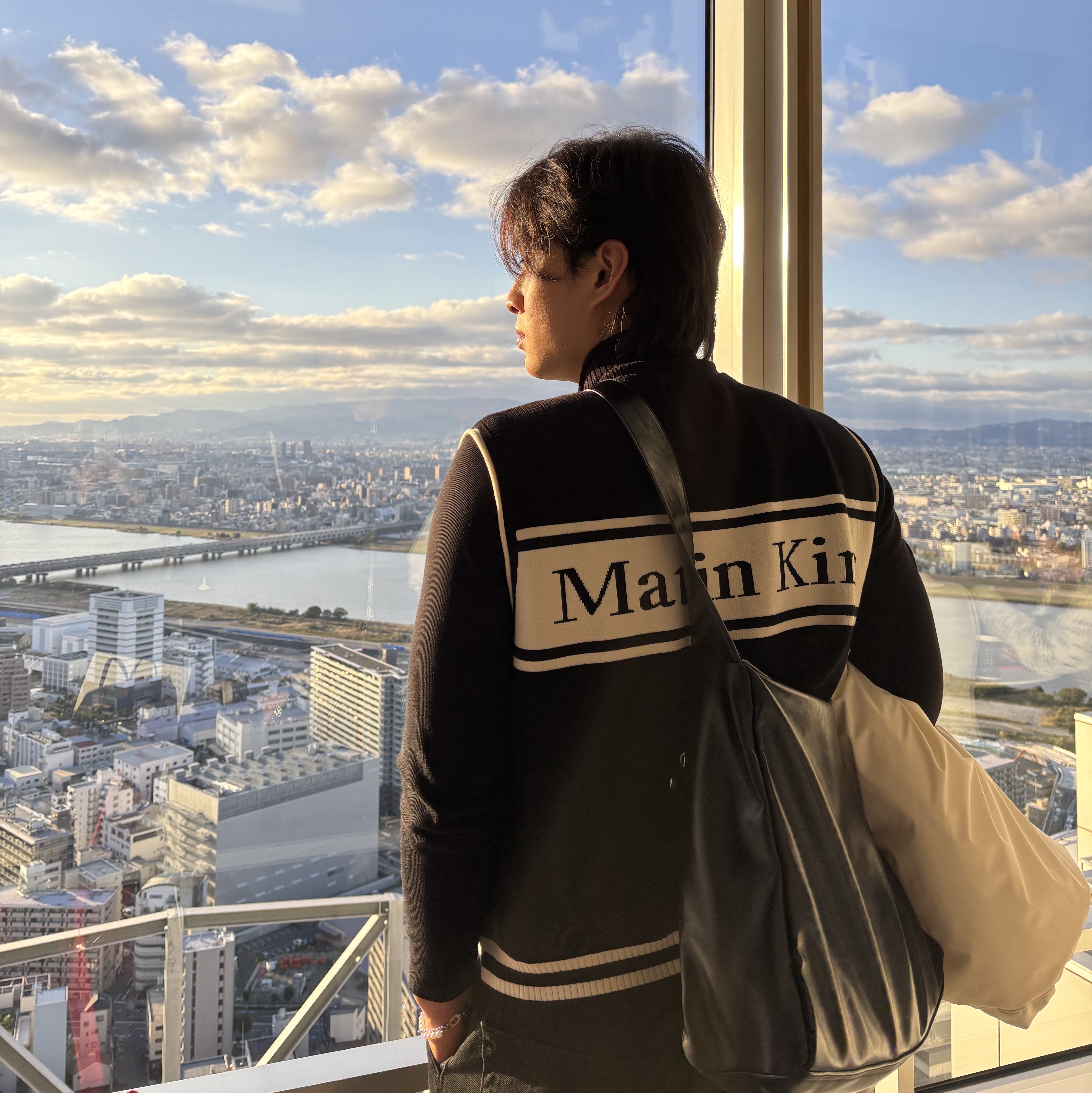 (W) Matin Kim Spell Point Stripe Knit Vest Black 착용 스타일 - 1