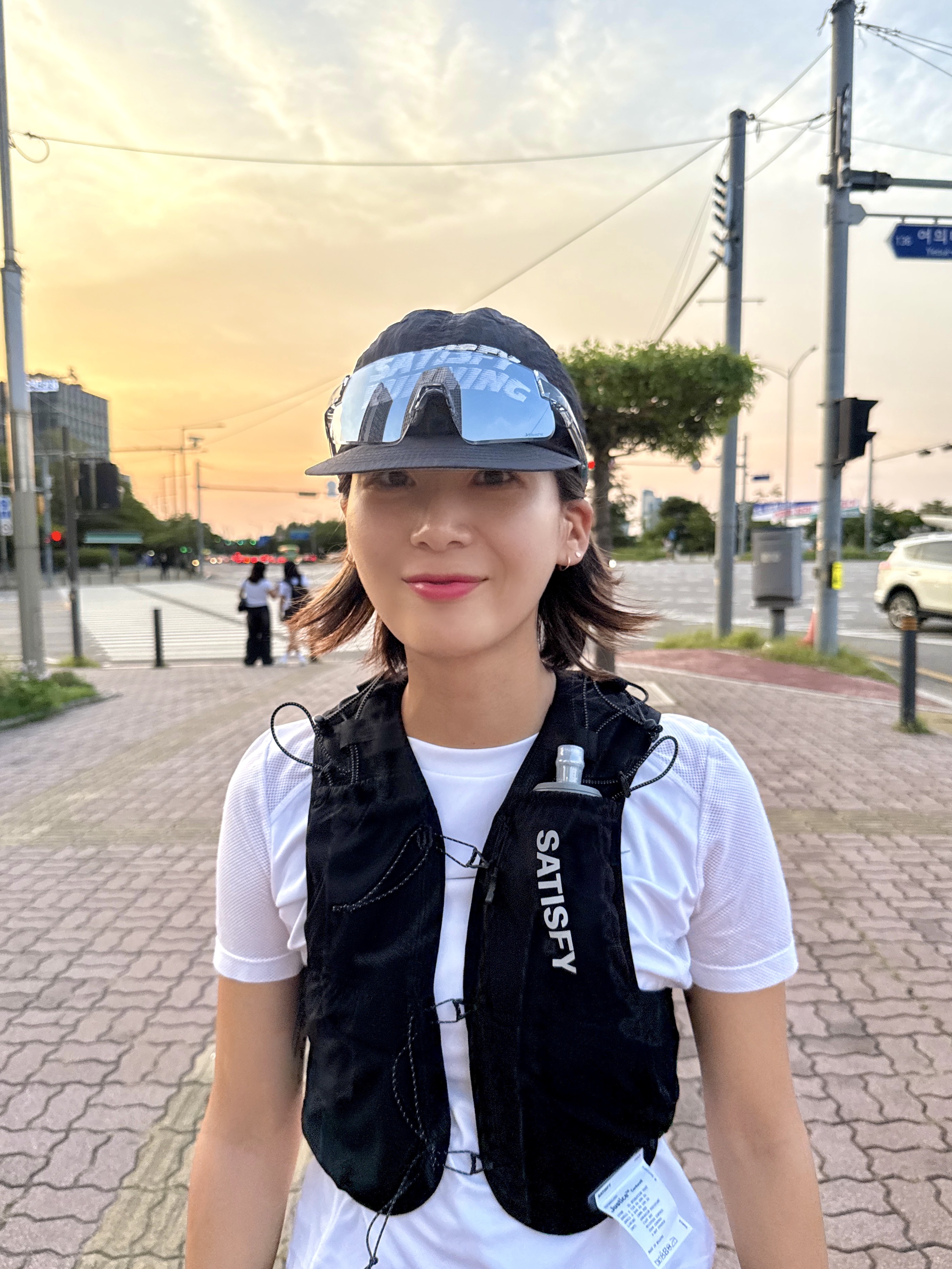 Satisfy Justice Cordura 5L Hydration Vest Black, Satisfy Flitesilk Running Cap Black 착용 스타일 - 1