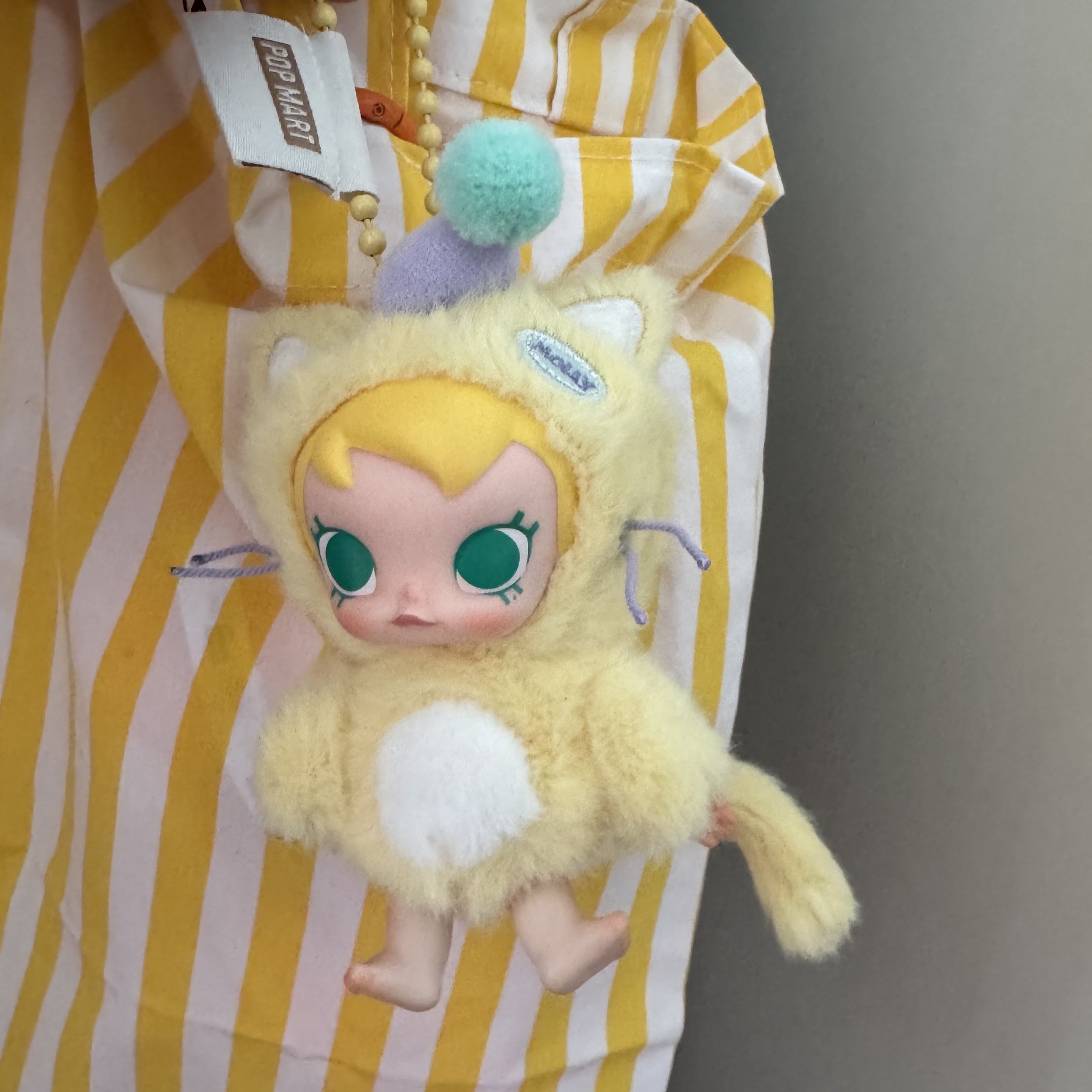 Pop Mart Baby Molly Pocket Friends Series Vinyl Plush Pendant Enjoy the Sunshine (Opened Case) 착용 스타일