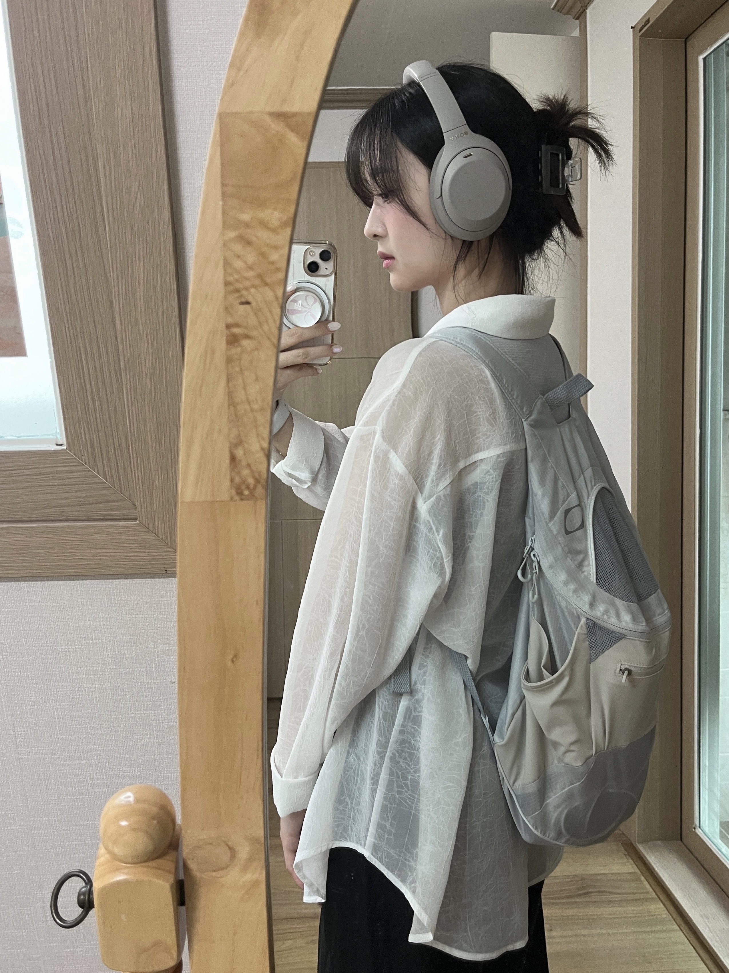 Mischief x Eplc Lightweight Zip Around Backpack Light Gray, Sony WH-1000XM4 Platinum Silver (Korean Ver.) 착용 스타일 - 2