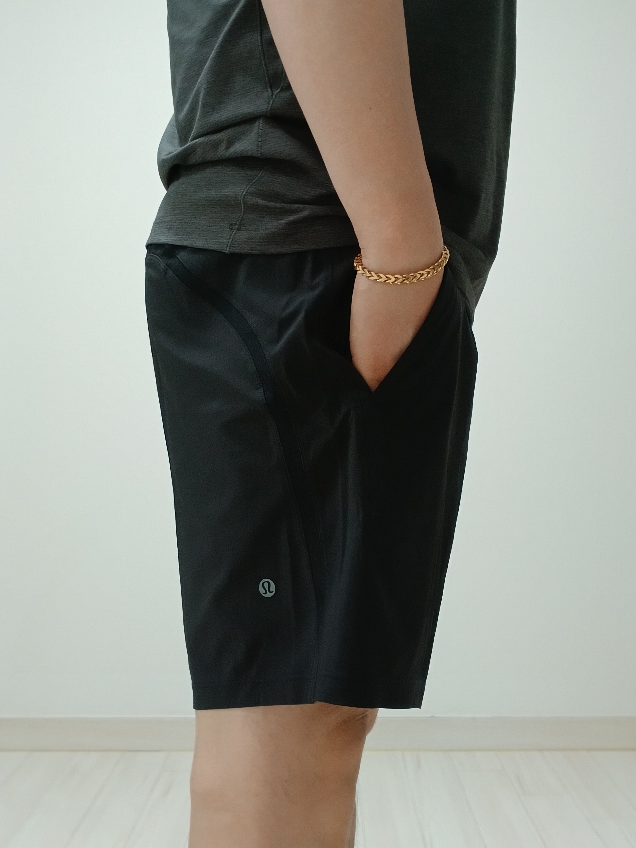 Arc'teryx Cormac Logo SS T-Shirt Black Heather, Lululemon Pace Breaker Linerless Shorts 5 Inch Black 착용 스타일 - 3