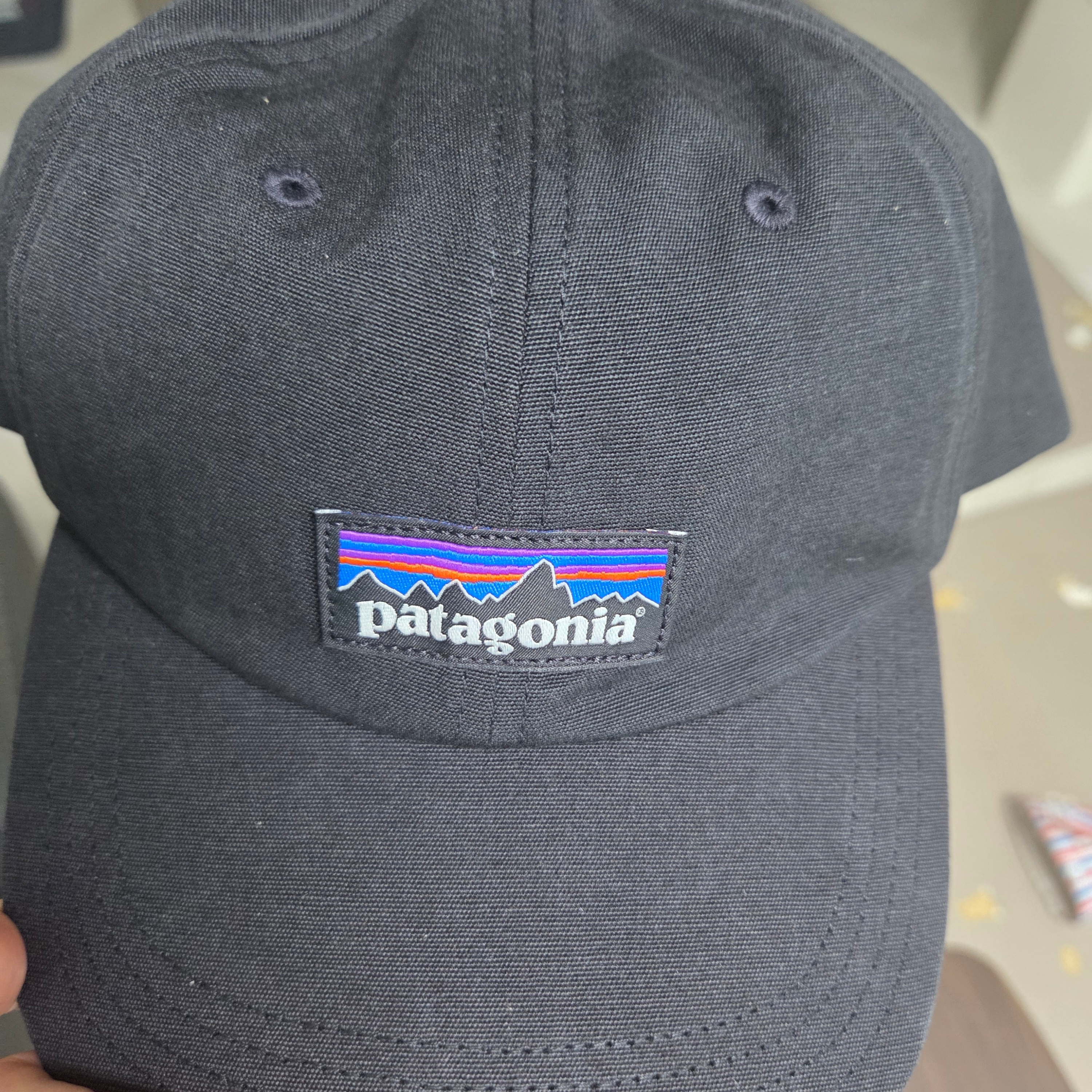 Patagonia P-6 Label Trad Cap Black 착용 스타일