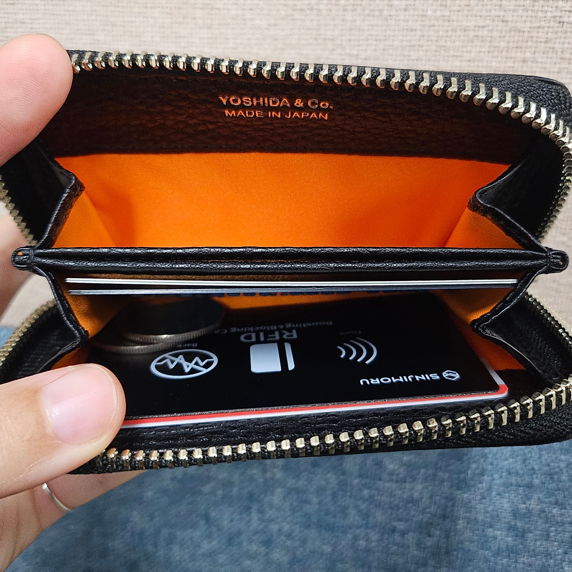 Porter Calm Coin Case Black 착용 스타일 - 3