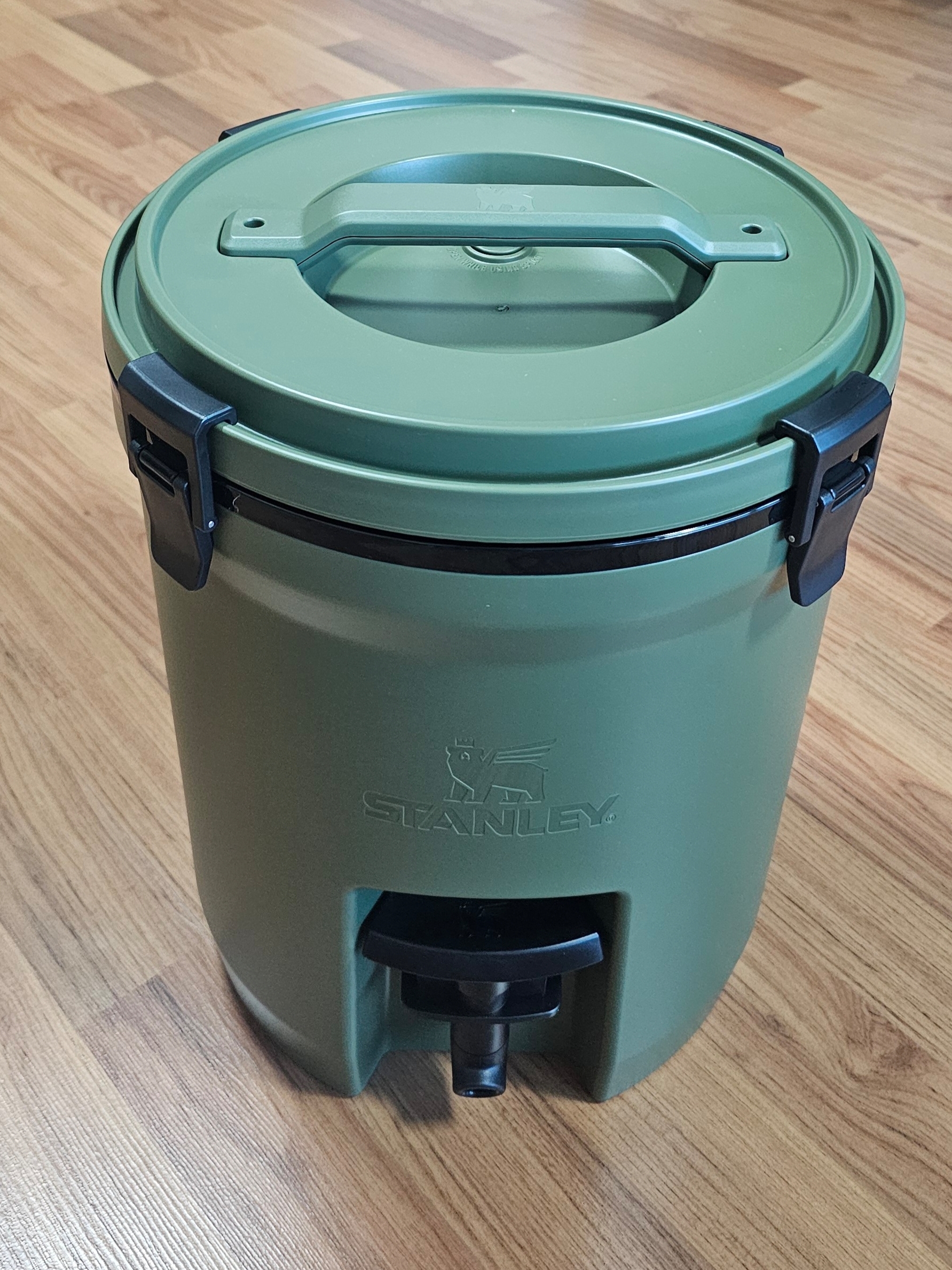 Stanley Adventure Water Jug 7.5L Green 착용 스타일