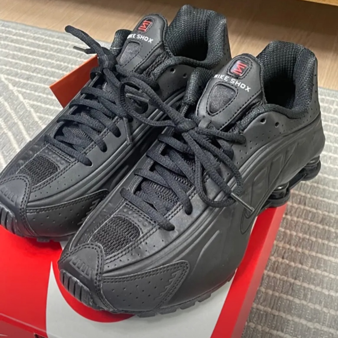Nike Shox R4 Black Bright Crimson 착용 스타일