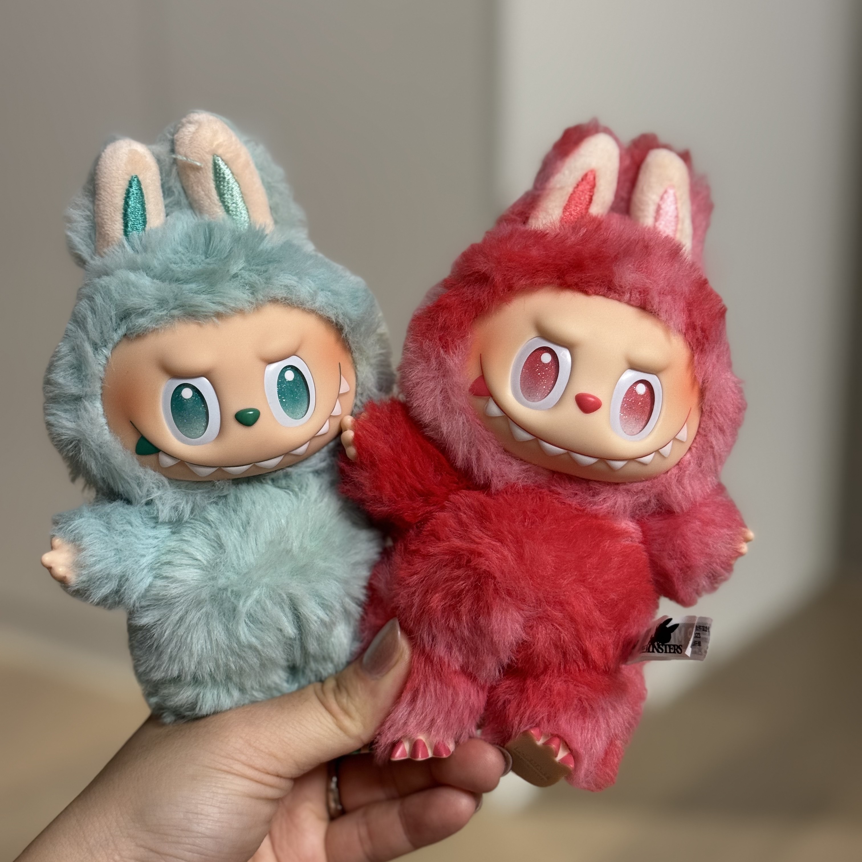 Pop Mart Labubu The Monsters Highlight Series Sealed Case (Bundle of 2/1 Blind Box) 착용 스타일
