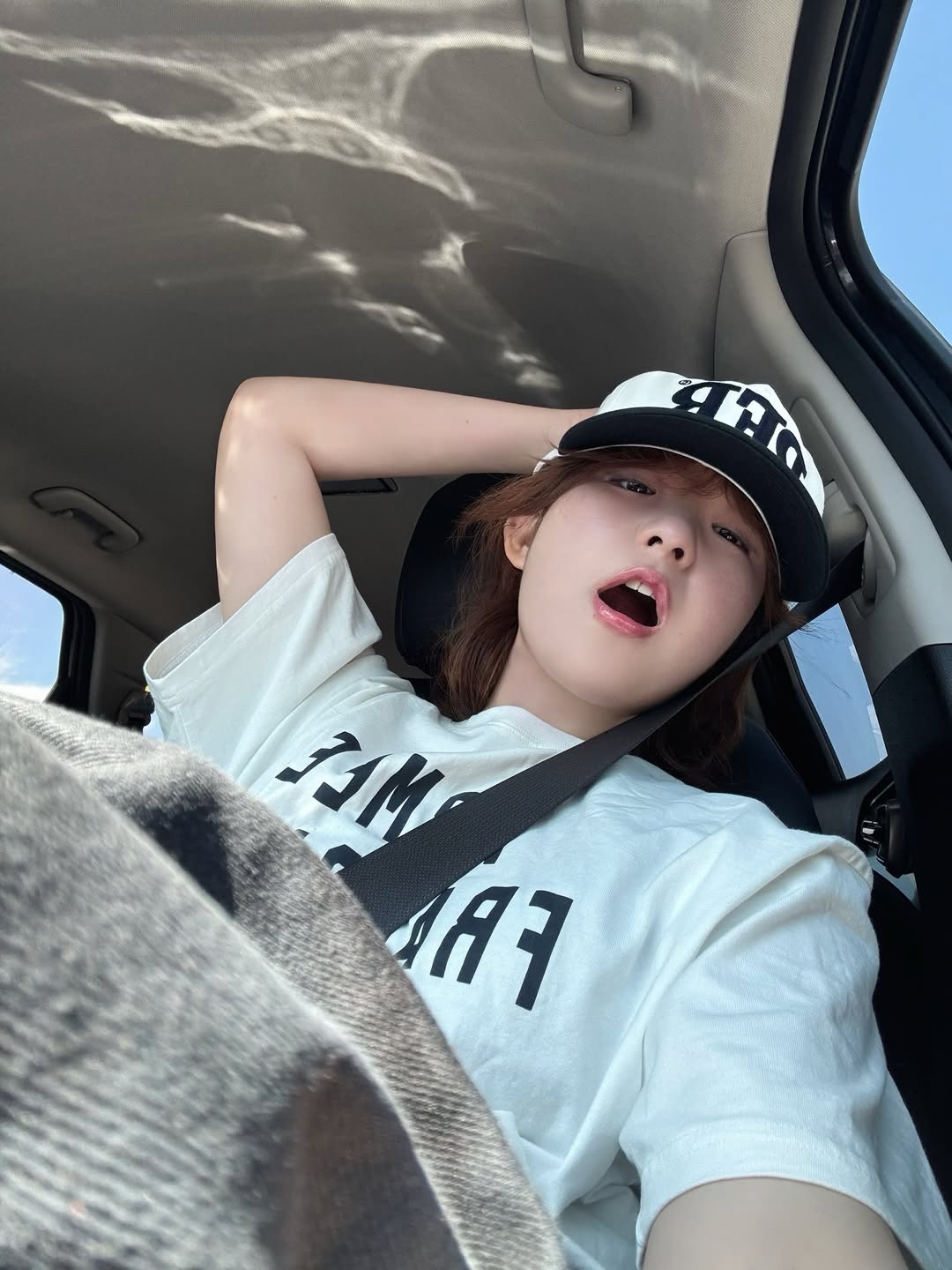 Permanent Archive 5-Panel PER Cap White & Navy 착용 스타일 - 2