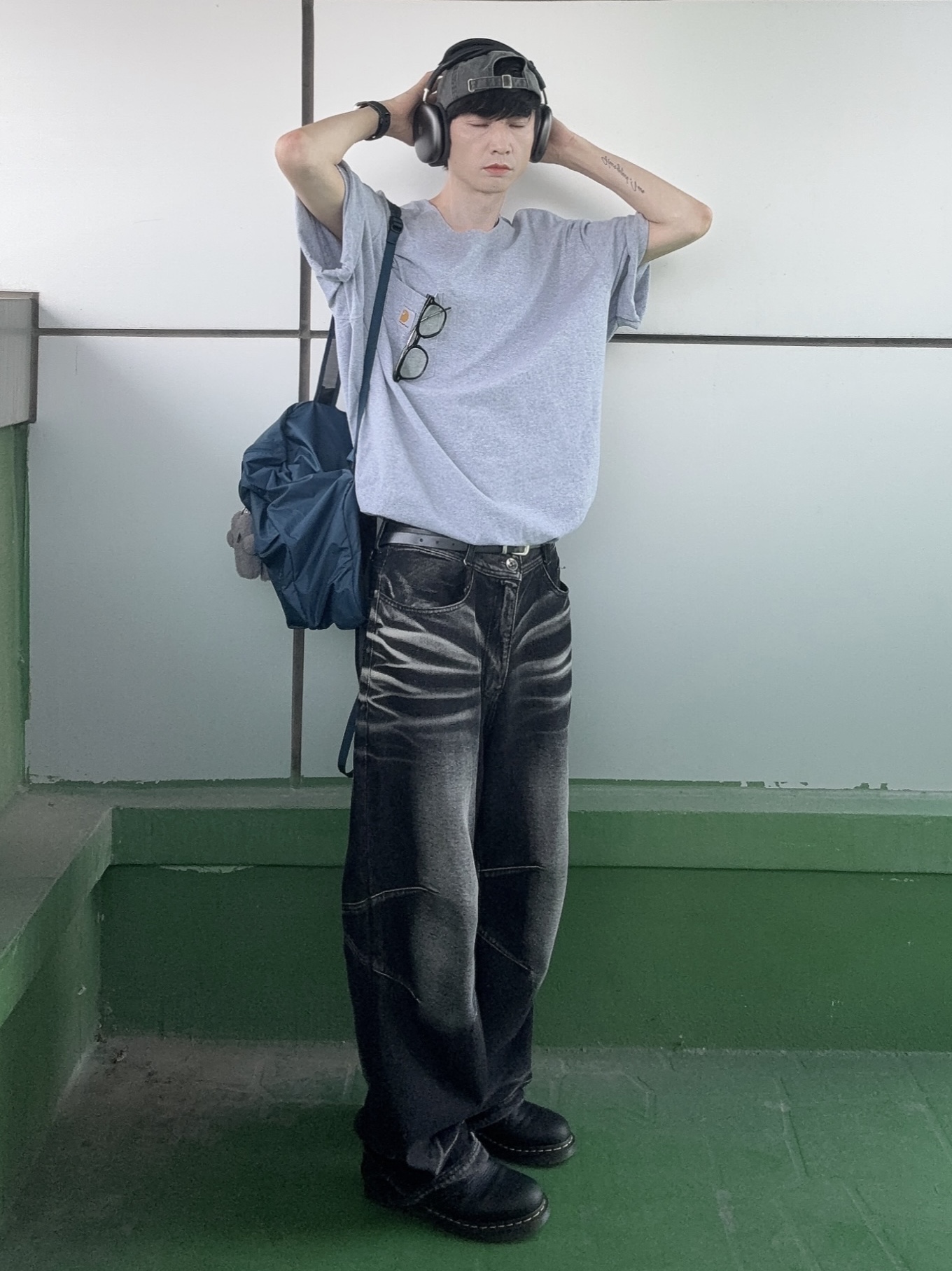 Dr. Martens 1461 Ambassador Black, BLR Embossed Wave Washing Wide Denim Pants Black 착용 스타일 - 4