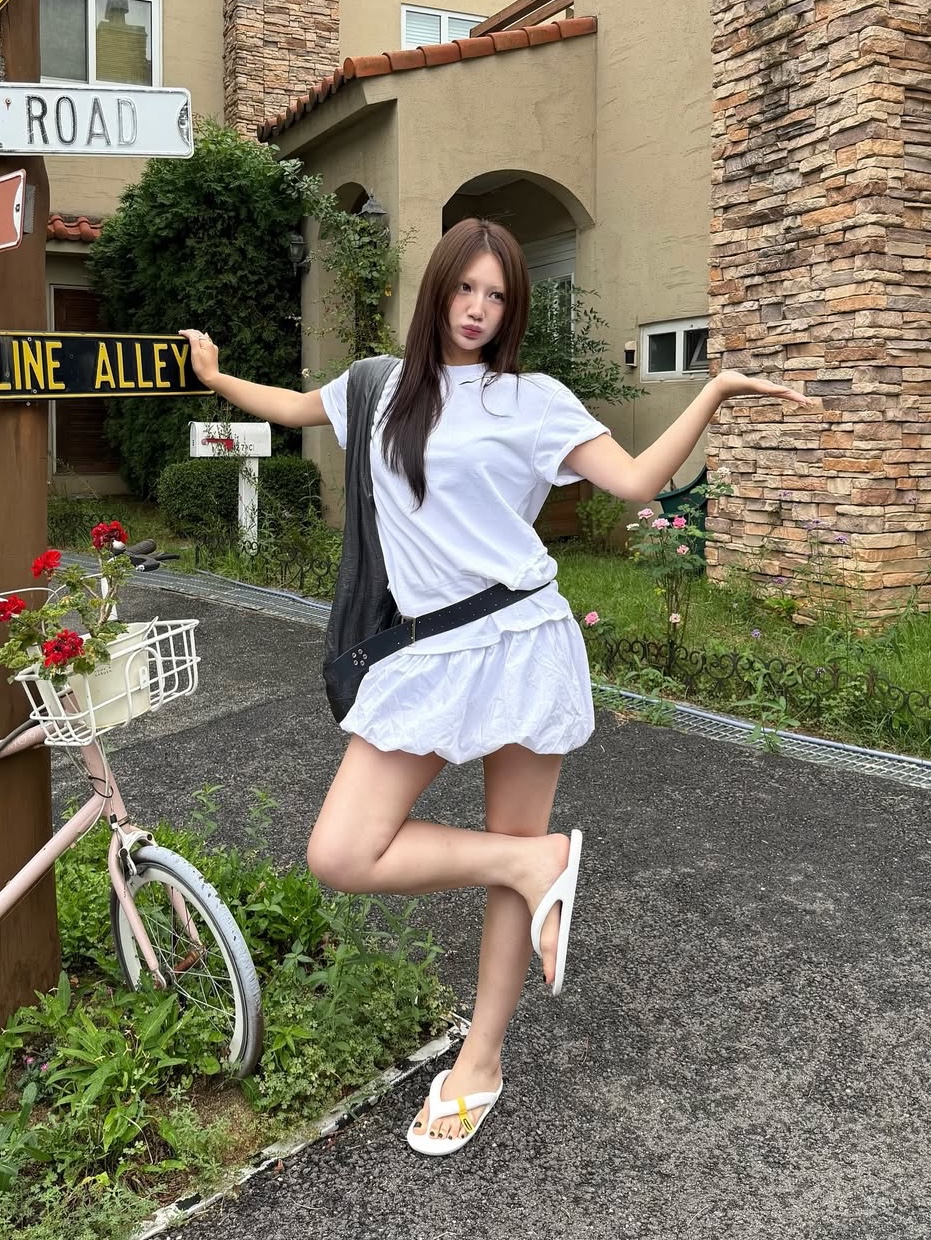 BLR Destroyed Gradation Bleached Short Sleeve T-Shirt White, Taw&Toe Flip Flop Zerovity Bio Off white 착용 스타일