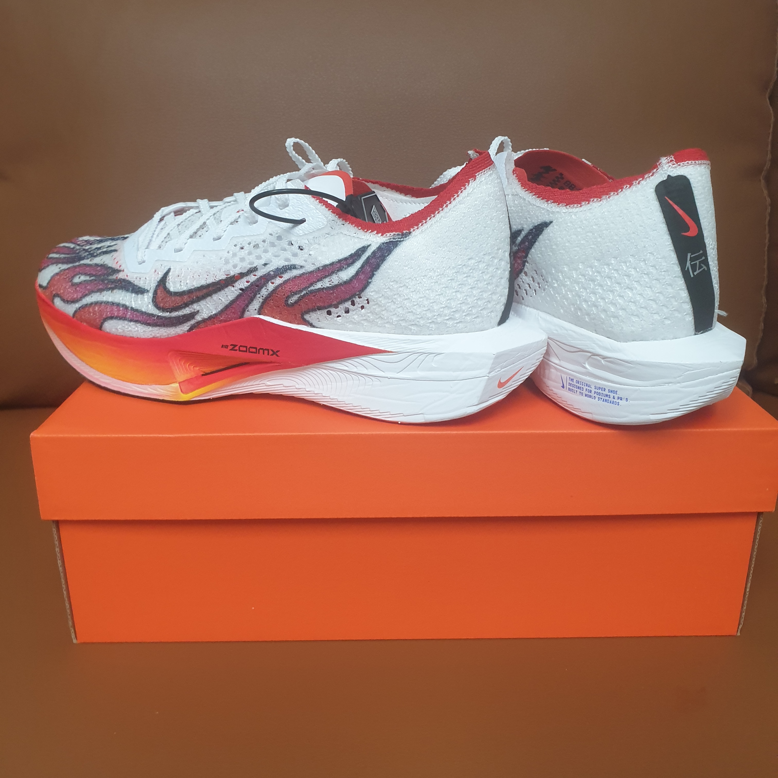 Nike ZoomX Vaporfly Next% 3 PRM White Habanero Red 착용 스타일