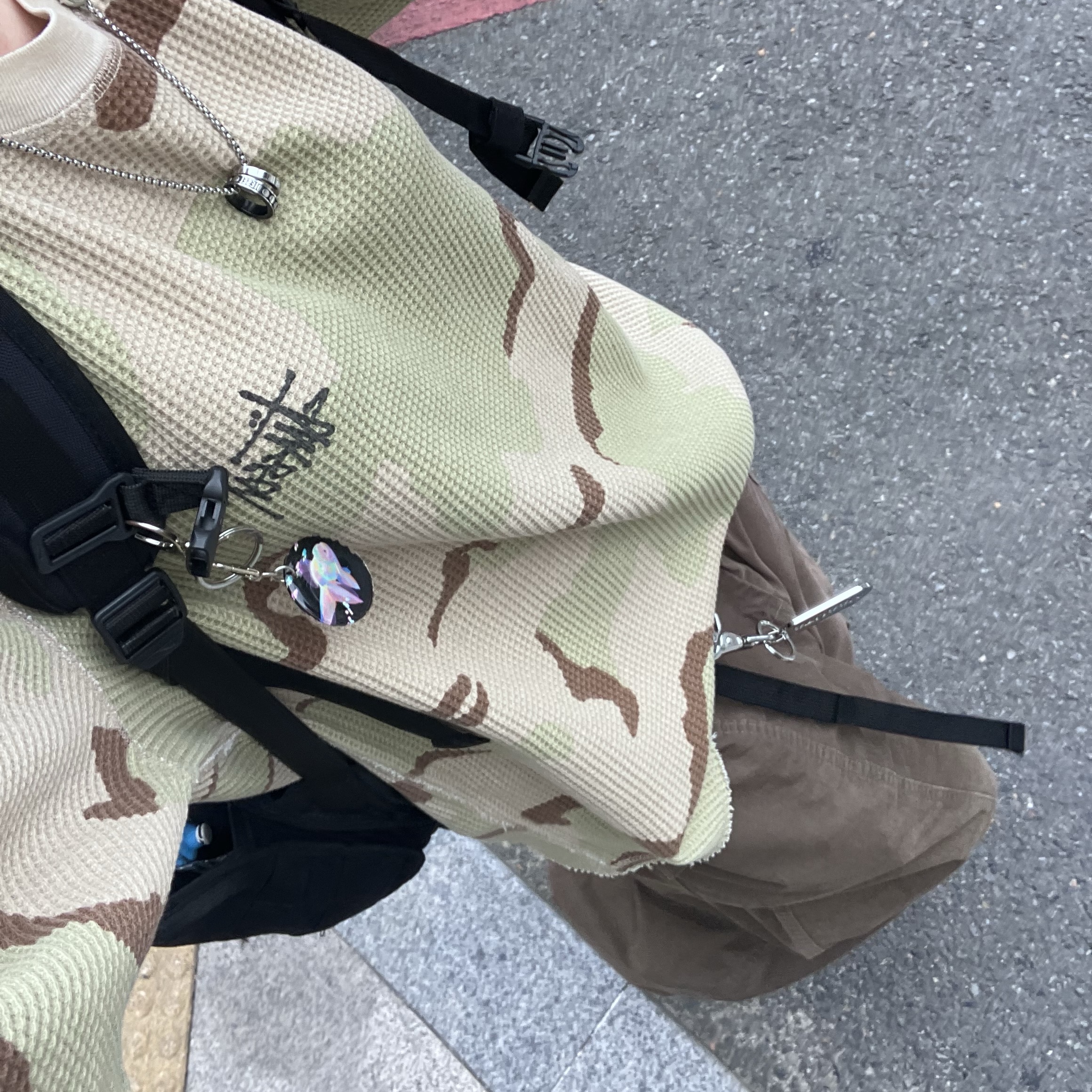 Stussy Raglan Thermal LS Crew Sand Camo, Stussy Metal Tag Keychain Silver 착용 스타일 - 1