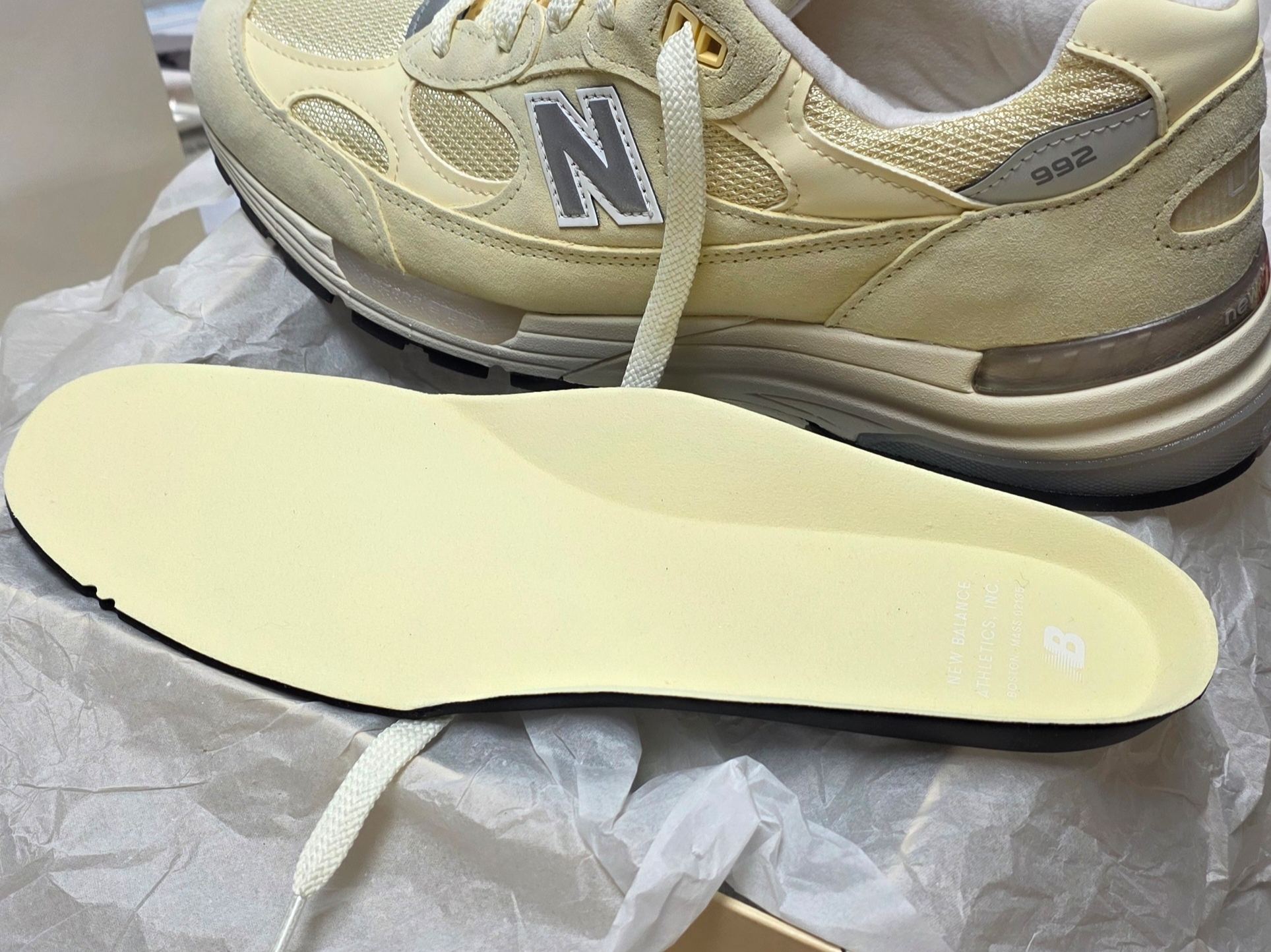 New Balance 992 Made in USA Calcium Raw Cashew 착용 스타일 - 4