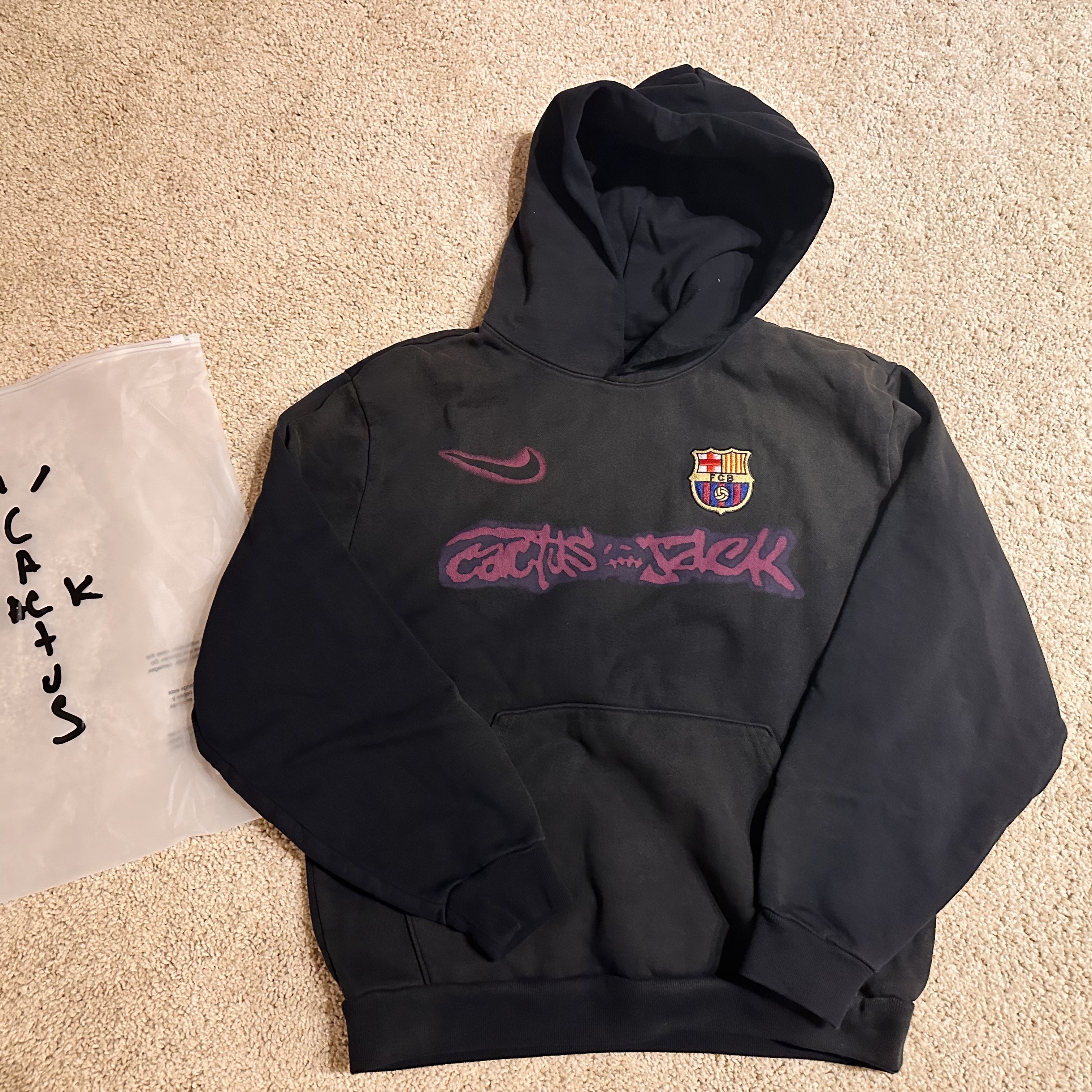 Nike FC Barcelona x Travis Scott Spray Logo Hoodie Black 착용 스타일