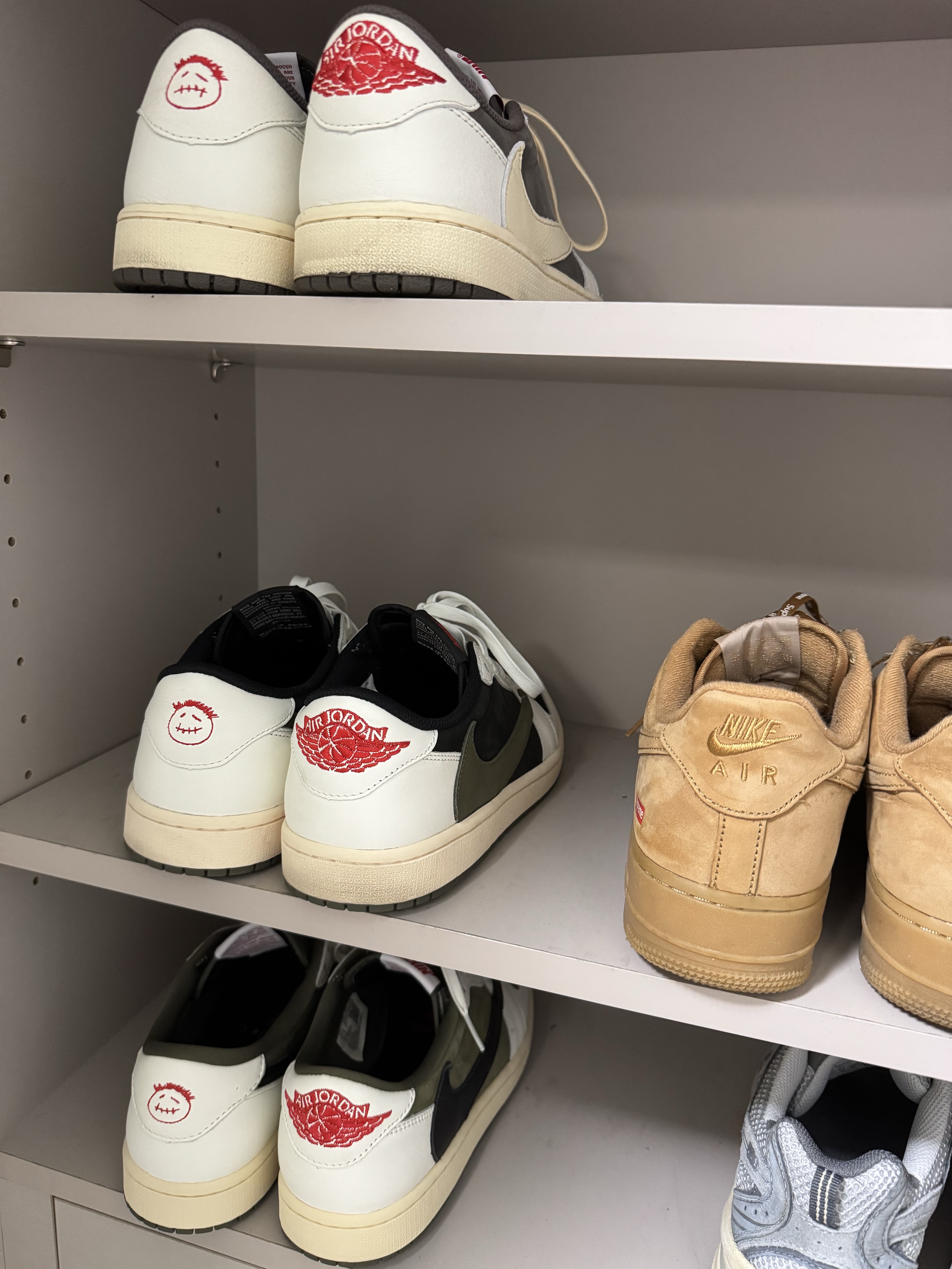 (W) Jordan 1 x Travis Scott Retro Low OG SP Medium Olive, Jordan 1 x Travis Scott Retro Low OG SP Sail and Ridgerock 착용 스타일
