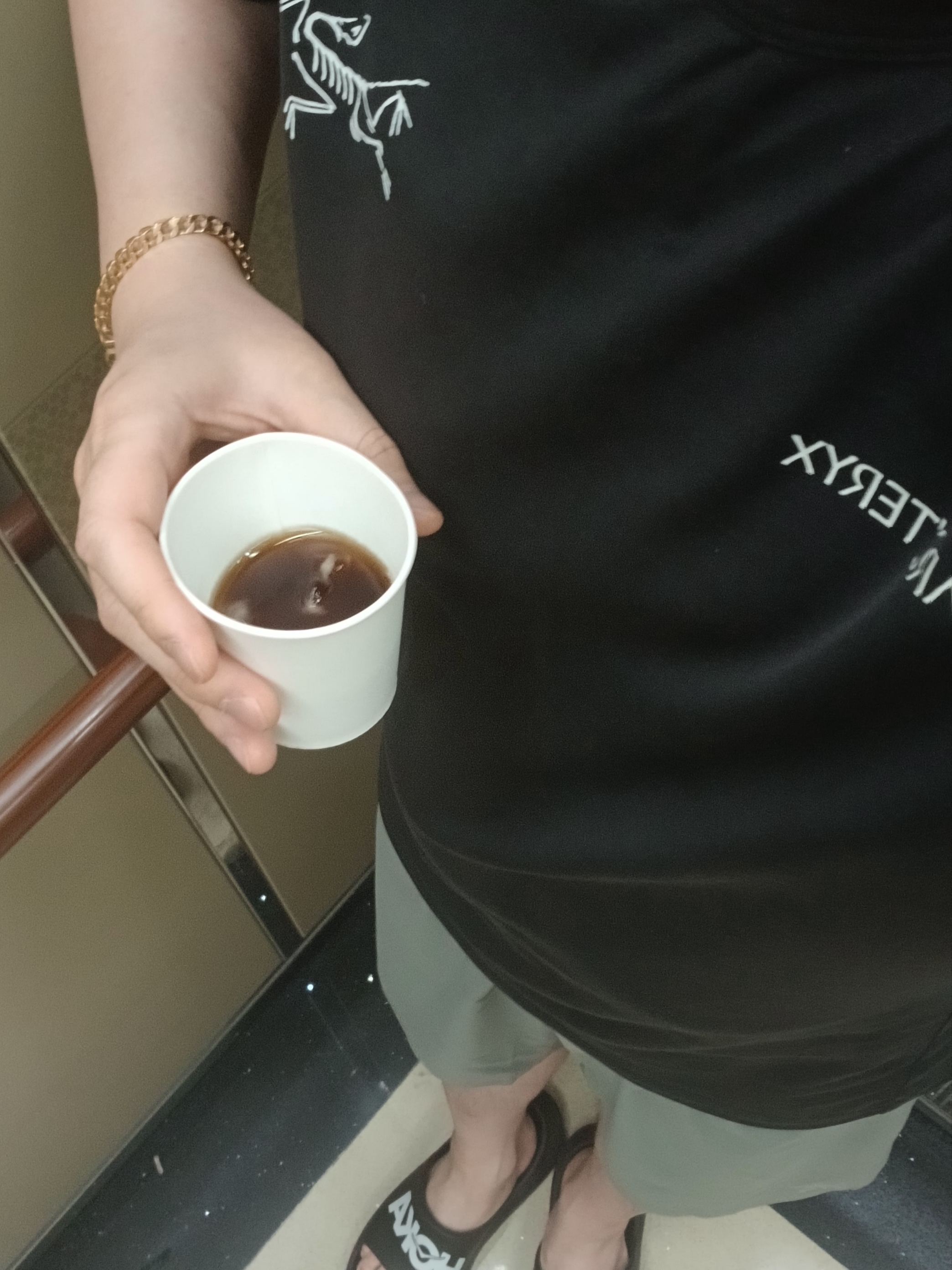 Arc'teryx Captive Split T-Shirt Black, Hoka Ora Athletic Slide Black White 착용 스타일 - 1