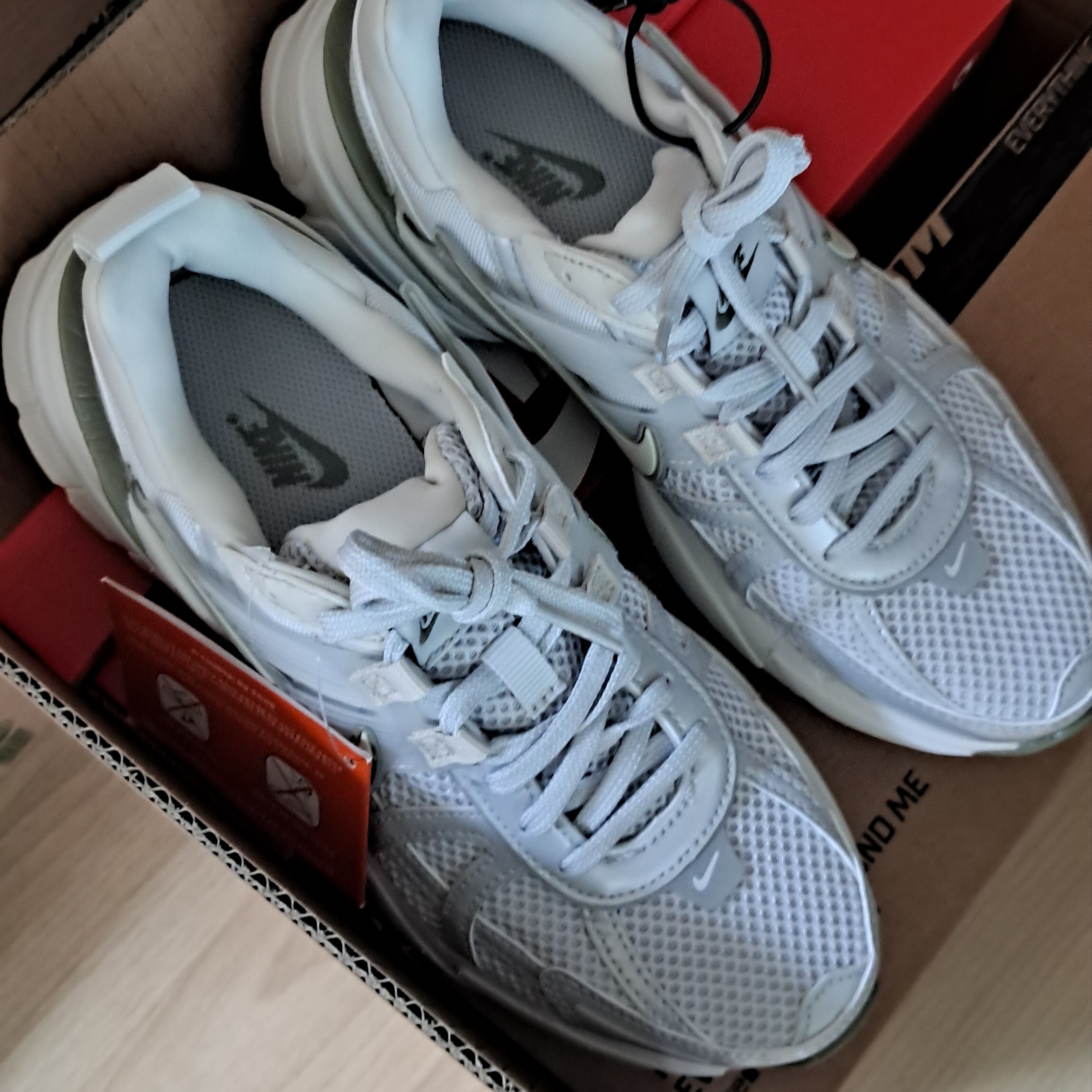 (W) Nike V2K Run Photon Dust Summit White 착용 스타일