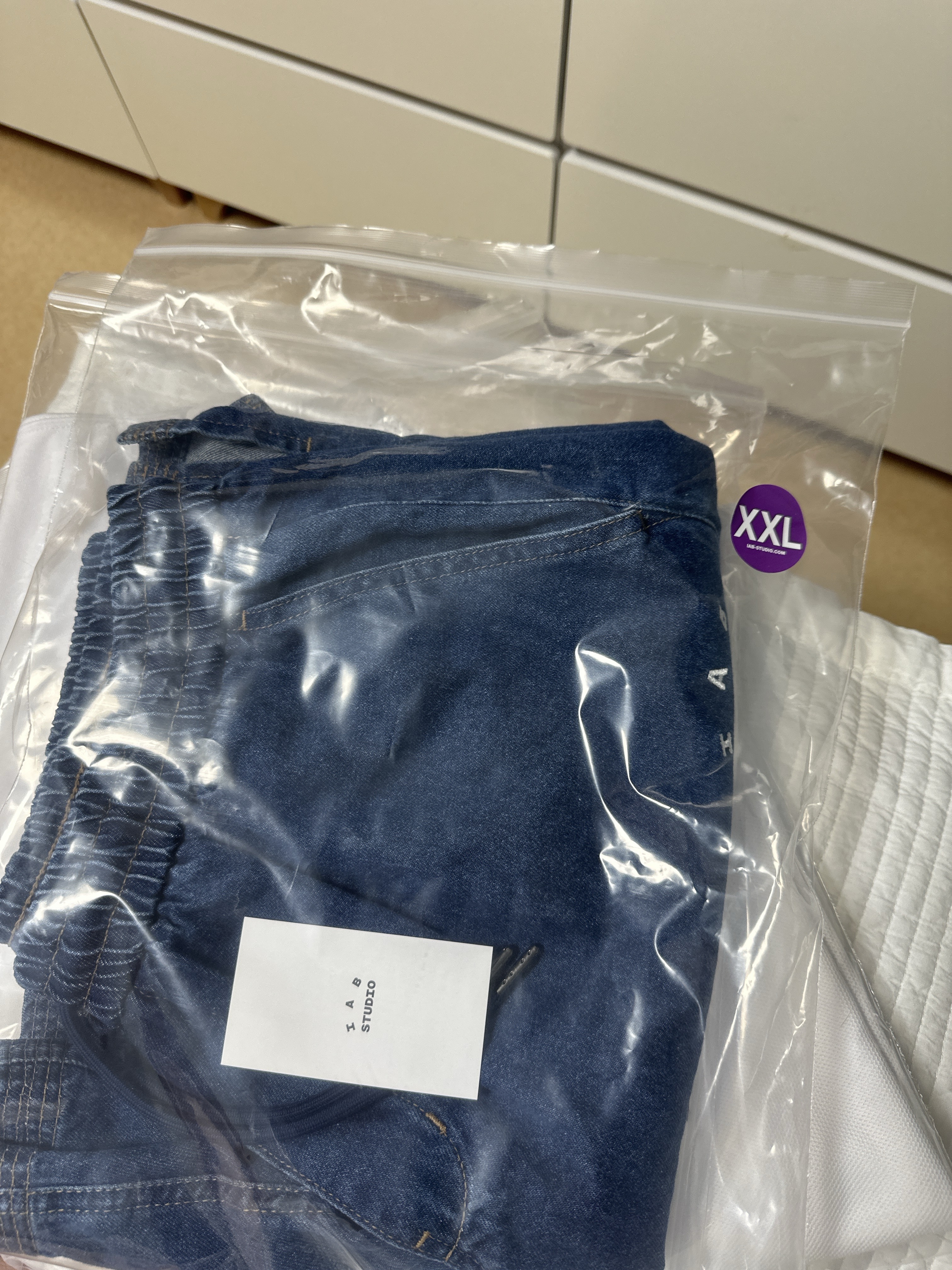 IAB Studio Denim Shorts Deep Blue, IAB Studio Pique T-Shirt White Navy 착용 스타일 - 1